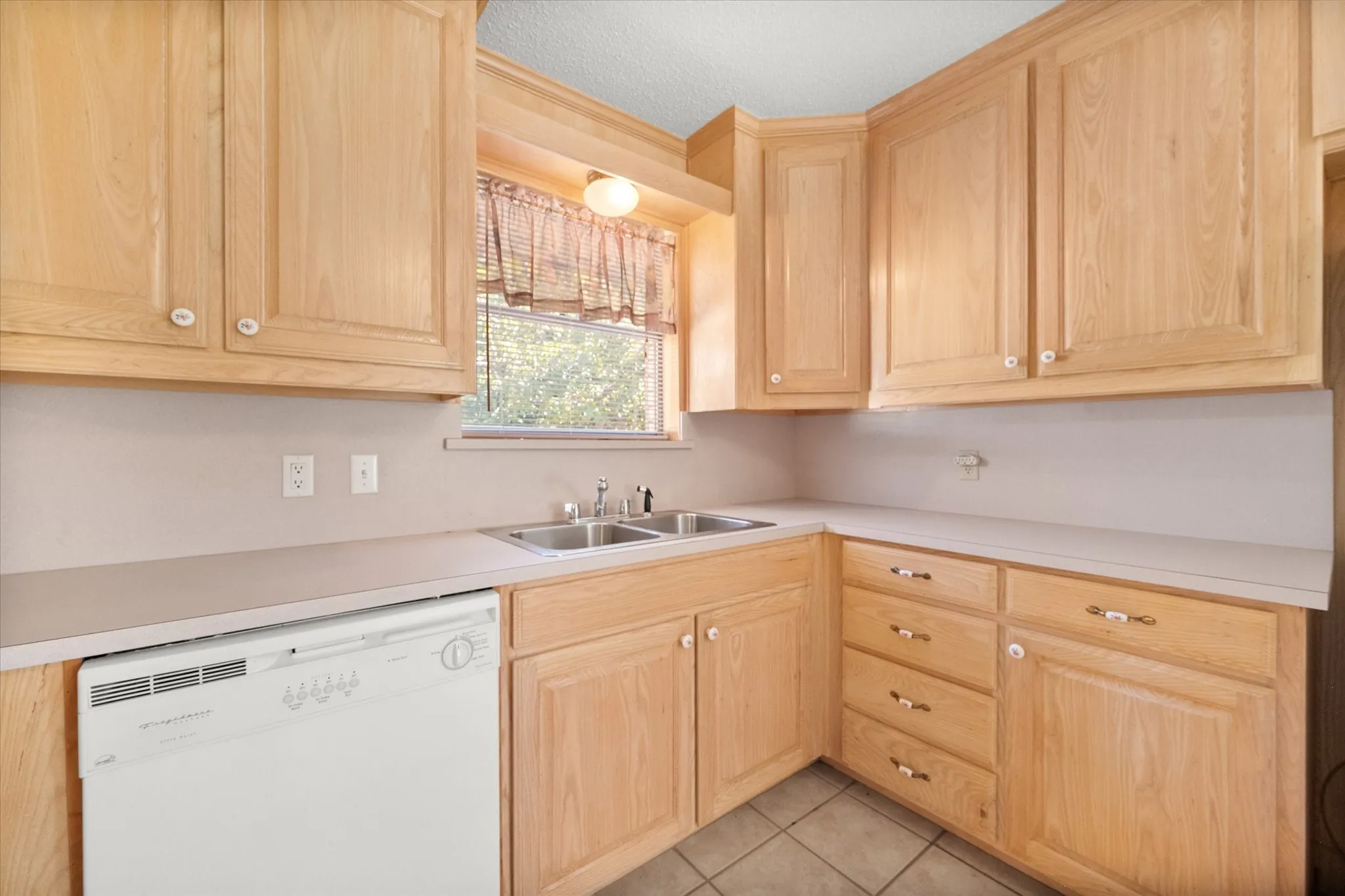 Single Family Residence For Sale in Johnson County , 2920 County Road 531, Burleson, Texas 76028, 3 Bedroom, 2 Bathroom, 2 Garage spaces, 1,368 Sqft, built in 1966, mls#21399447, Real Estate Agent in Burleson, Homes For Sale in Johnson county, Homes For Sale in Burleson, Realtor in Burleson Texas, Real Estate Brokerage Independent Realty Texas, Luminita Cordes Realtor