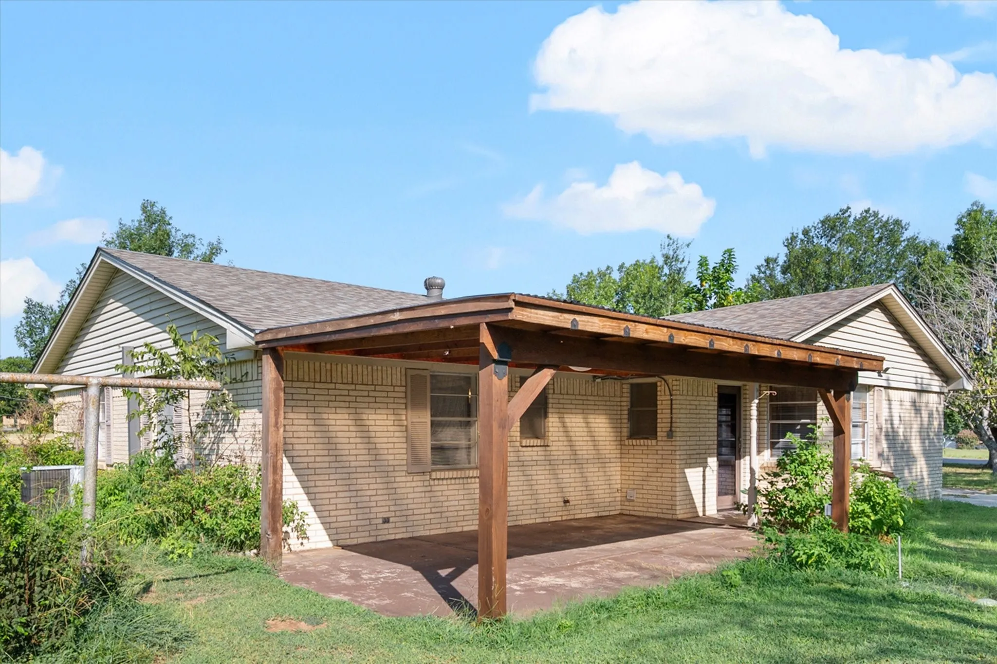 Single Family Residence For Sale in Johnson County , 2920 County Road 531, Burleson, Texas 76028, 3 Bedroom, 2 Bathroom, 2 Garage spaces, 1,368 Sqft, built in 1966, mls#21399447, Real Estate Agent in Burleson, Homes For Sale in Johnson county, Homes For Sale in Burleson, Realtor in Burleson Texas, Real Estate Brokerage Independent Realty Texas, Luminita Cordes Realtor