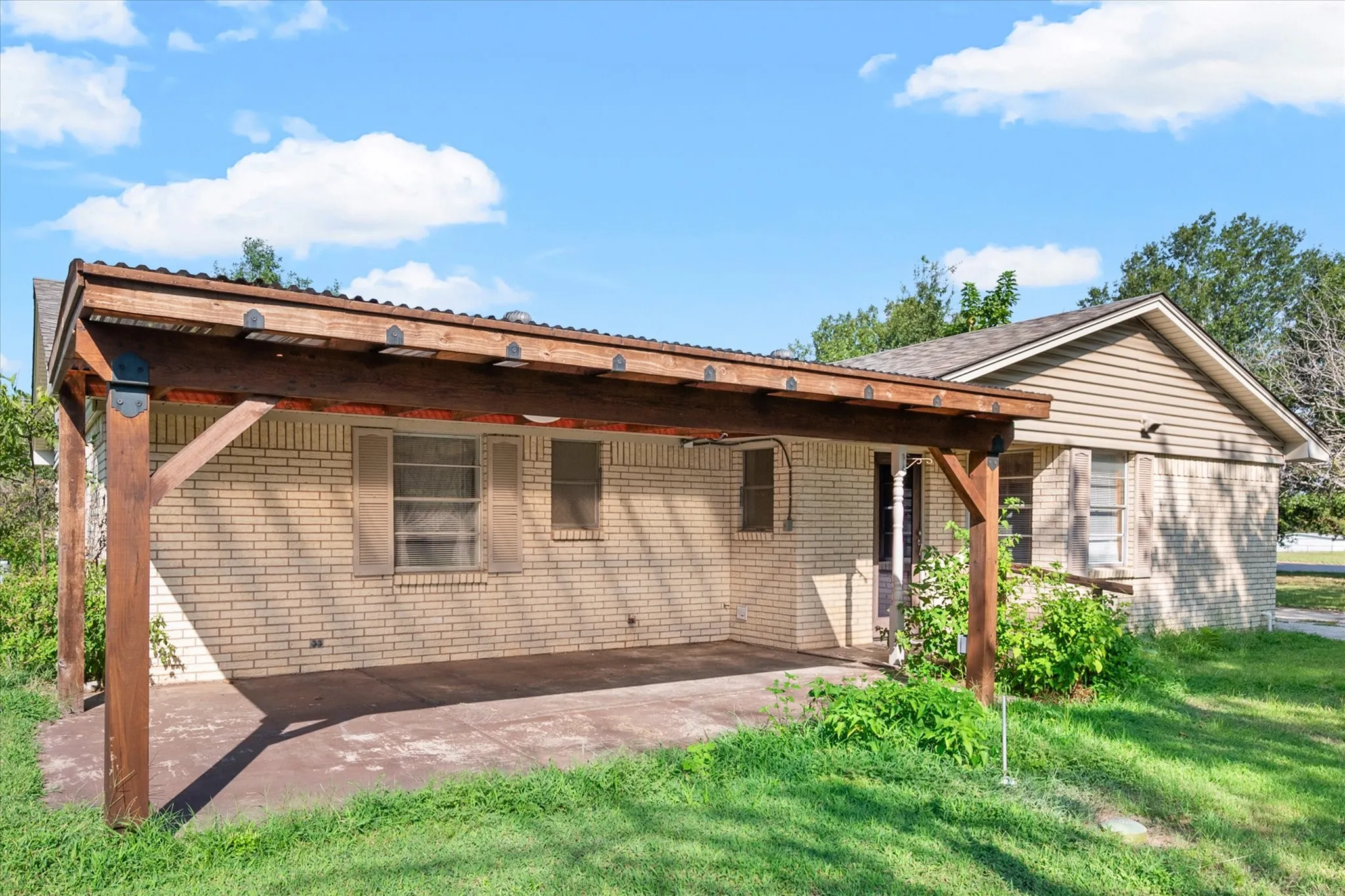 Single Family Residence For Sale in Johnson County , 2920 County Road 531, Burleson, Texas 76028, 3 Bedroom, 2 Bathroom, 2 Garage spaces, 1,368 Sqft, built in 1966, mls#21399447, Real Estate Agent in Burleson, Homes For Sale in Johnson county, Homes For Sale in Burleson, Realtor in Burleson Texas, Real Estate Brokerage Independent Realty Texas, Luminita Cordes Realtor