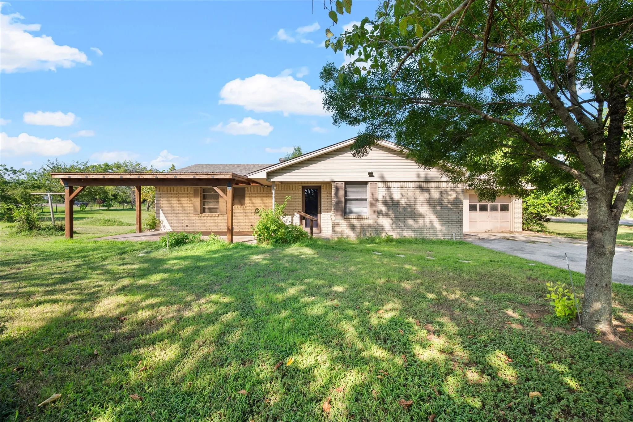 Single Family Residence For Sale in Johnson County , 2920 County Road 531, Burleson, Texas 76028, 3 Bedroom, 2 Bathroom, 2 Garage spaces, 1,368 Sqft, built in 1966, mls#21399447, Real Estate Agent in Burleson, Homes For Sale in Johnson county, Homes For Sale in Burleson, Realtor in Burleson Texas, Real Estate Brokerage Independent Realty Texas, Luminita Cordes Realtor