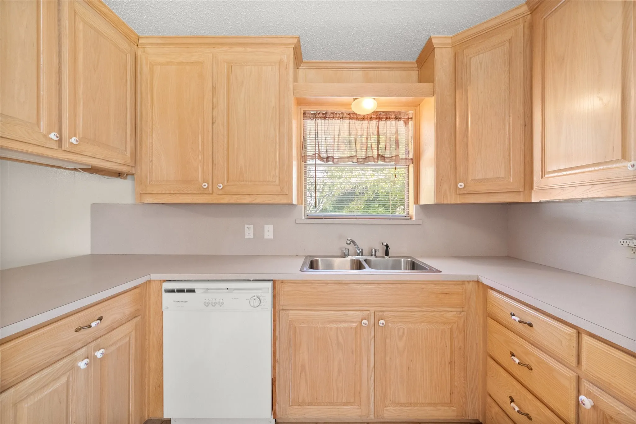 Single Family Residence For Sale in Johnson County , 2920 County Road 531, Burleson, Texas 76028, 3 Bedroom, 2 Bathroom, 2 Garage spaces, 1,368 Sqft, built in 1966, mls#21399447, Real Estate Agent in Burleson, Homes For Sale in Johnson county, Homes For Sale in Burleson, Realtor in Burleson Texas, Real Estate Brokerage Independent Realty Texas, Luminita Cordes Realtor