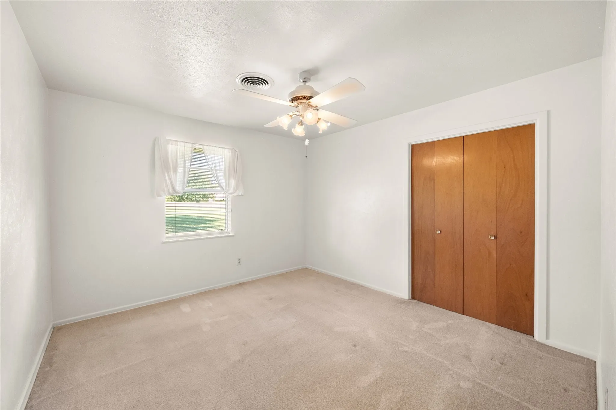 Single Family Residence For Sale in Johnson County , 2920 County Road 531, Burleson, Texas 76028, 3 Bedroom, 2 Bathroom, 2 Garage spaces, 1,368 Sqft, built in 1966, mls#21399447, Real Estate Agent in Burleson, Homes For Sale in Johnson county, Homes For Sale in Burleson, Realtor in Burleson Texas, Real Estate Brokerage Independent Realty Texas, Luminita Cordes Realtor