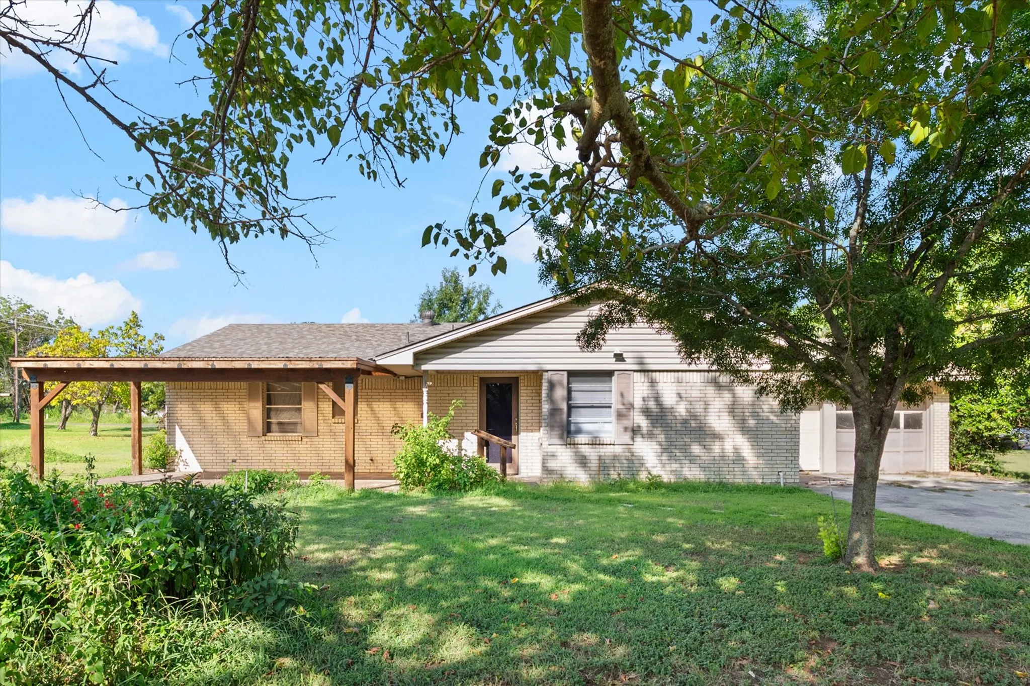 Single Family Residence For Sale in Johnson County , 2920 County Road 531, Burleson, Texas 76028, 3 Bedroom, 2 Bathroom, 2 Garage spaces, 1,368 Sqft, built in 1966, mls#21399447, Real Estate Agent in Burleson, Homes For Sale in Johnson county, Homes For Sale in Burleson, Realtor in Burleson Texas, Real Estate Brokerage Independent Realty Texas, Luminita Cordes Realtor