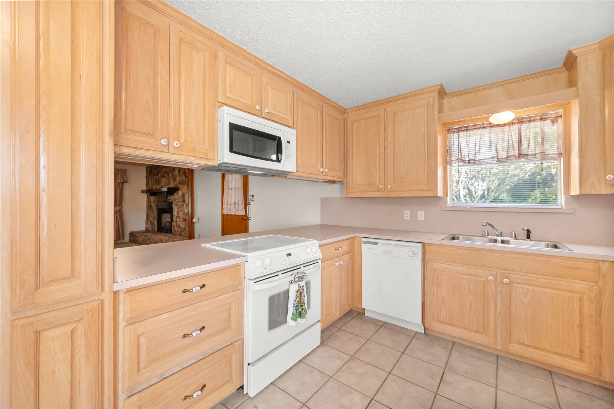 Single Family Residence For Sale in Johnson County , 2920 County Road 531, Burleson, Texas 76028, 3 Bedroom, 2 Bathroom, 2 Garage spaces, 1,368 Sqft, built in 1966, mls#21399447, Real Estate Agent in Burleson, Homes For Sale in Johnson county, Homes For Sale in Burleson, Realtor in Burleson Texas, Real Estate Brokerage Independent Realty Texas, Luminita Cordes Realtor