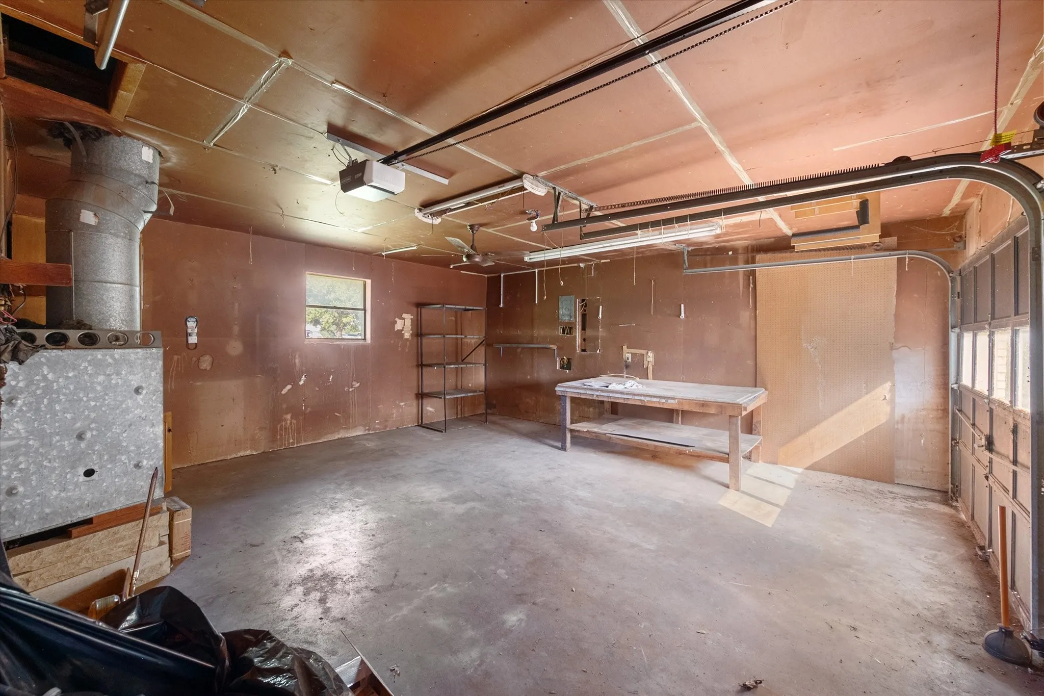 Single Family Residence For Sale in Johnson County , 2920 County Road 531, Burleson, Texas 76028, 3 Bedroom, 2 Bathroom, 2 Garage spaces, 1,368 Sqft, built in 1966, mls#21399447, Real Estate Agent in Burleson, Homes For Sale in Johnson county, Homes For Sale in Burleson, Realtor in Burleson Texas, Real Estate Brokerage Independent Realty Texas, Luminita Cordes Realtor