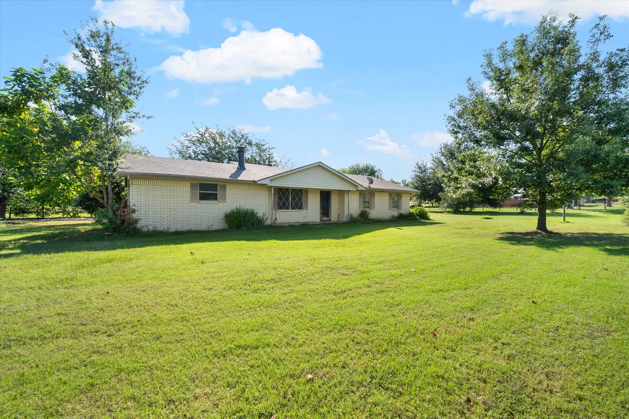 Single Family Residence For Sale in Johnson County , 2920 County Road 531, Burleson, Texas 76028, 3 Bedroom, 2 Bathroom, 2 Garage spaces, 1,368 Sqft, built in 1966, mls#21399447, Real Estate Agent in Burleson, Homes For Sale in Johnson county, Homes For Sale in Burleson, Realtor in Burleson Texas, Real Estate Brokerage Independent Realty Texas, Luminita Cordes Realtor