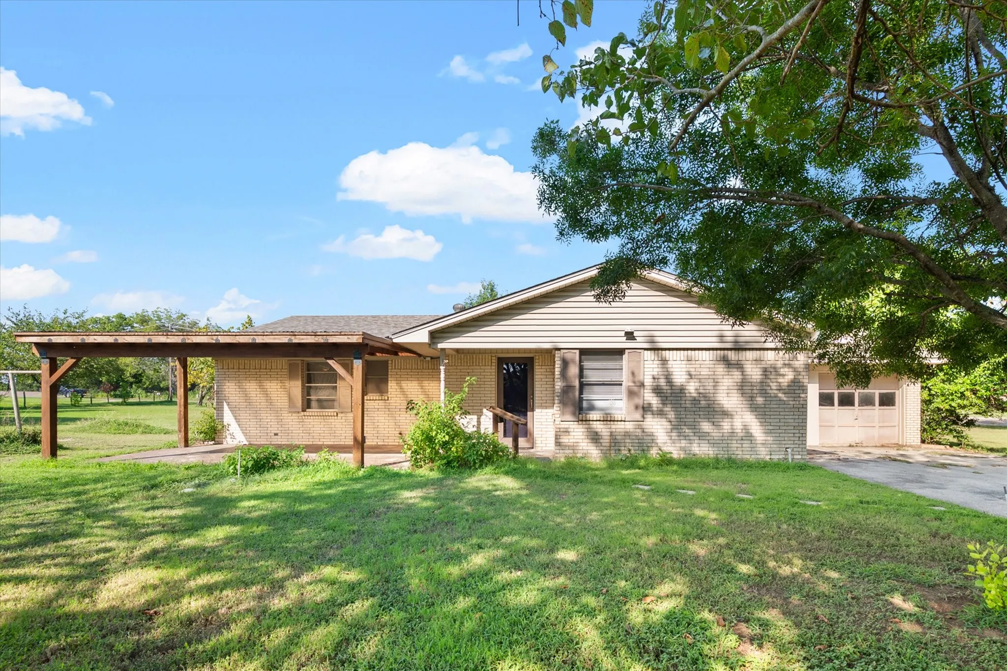 Single Family Residence For Sale in Johnson County , 2920 County Road 531, Burleson, Texas 76028, 3 Bedroom, 2 Bathroom, 2 Garage spaces, 1,368 Sqft, built in 1966, mls#21399447, Real Estate Agent in Burleson, Homes For Sale in Johnson county, Homes For Sale in Burleson, Realtor in Burleson Texas, Real Estate Brokerage Independent Realty Texas, Luminita Cordes Realtor