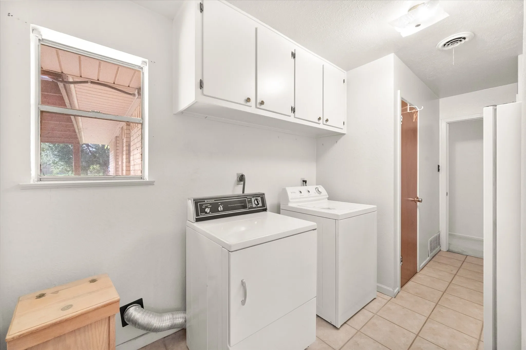 Single Family Residence For Sale in Johnson County , 2920 County Road 531, Burleson, Texas 76028, 3 Bedroom, 2 Bathroom, 2 Garage spaces, 1,368 Sqft, built in 1966, mls#21399447, Real Estate Agent in Burleson, Homes For Sale in Johnson county, Homes For Sale in Burleson, Realtor in Burleson Texas, Real Estate Brokerage Independent Realty Texas, Luminita Cordes Realtor