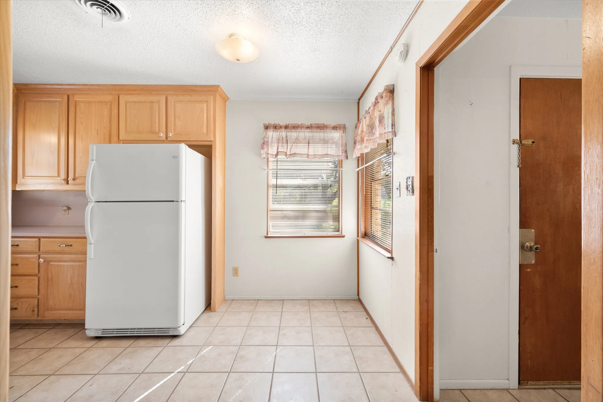 Single Family Residence For Sale in Johnson County , 2920 County Road 531, Burleson, Texas 76028, 3 Bedroom, 2 Bathroom, 2 Garage spaces, 1,368 Sqft, built in 1966, mls#21399447, Real Estate Agent in Burleson, Homes For Sale in Johnson county, Homes For Sale in Burleson, Realtor in Burleson Texas, Real Estate Brokerage Independent Realty Texas, Luminita Cordes Realtor