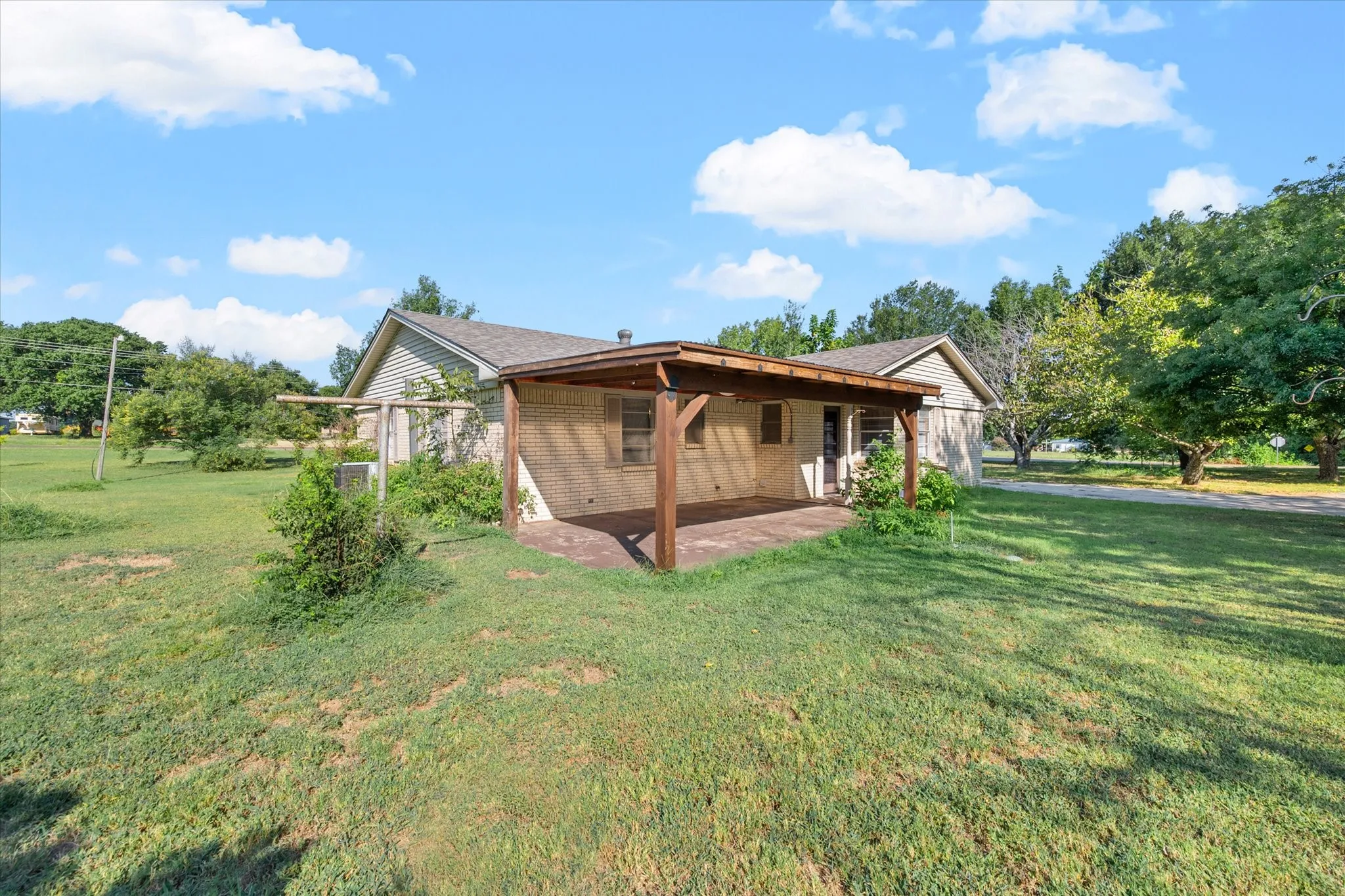Single Family Residence For Sale in Johnson County , 2920 County Road 531, Burleson, Texas 76028, 3 Bedroom, 2 Bathroom, 2 Garage spaces, 1,368 Sqft, built in 1966, mls#21399447, Real Estate Agent in Burleson, Homes For Sale in Johnson county, Homes For Sale in Burleson, Realtor in Burleson Texas, Real Estate Brokerage Independent Realty Texas, Luminita Cordes Realtor