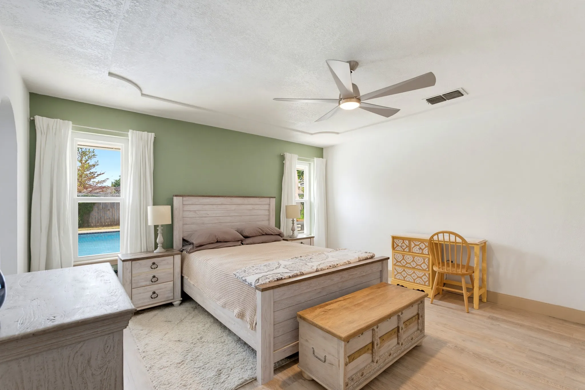 Tray ceiling with modern ceiling fan