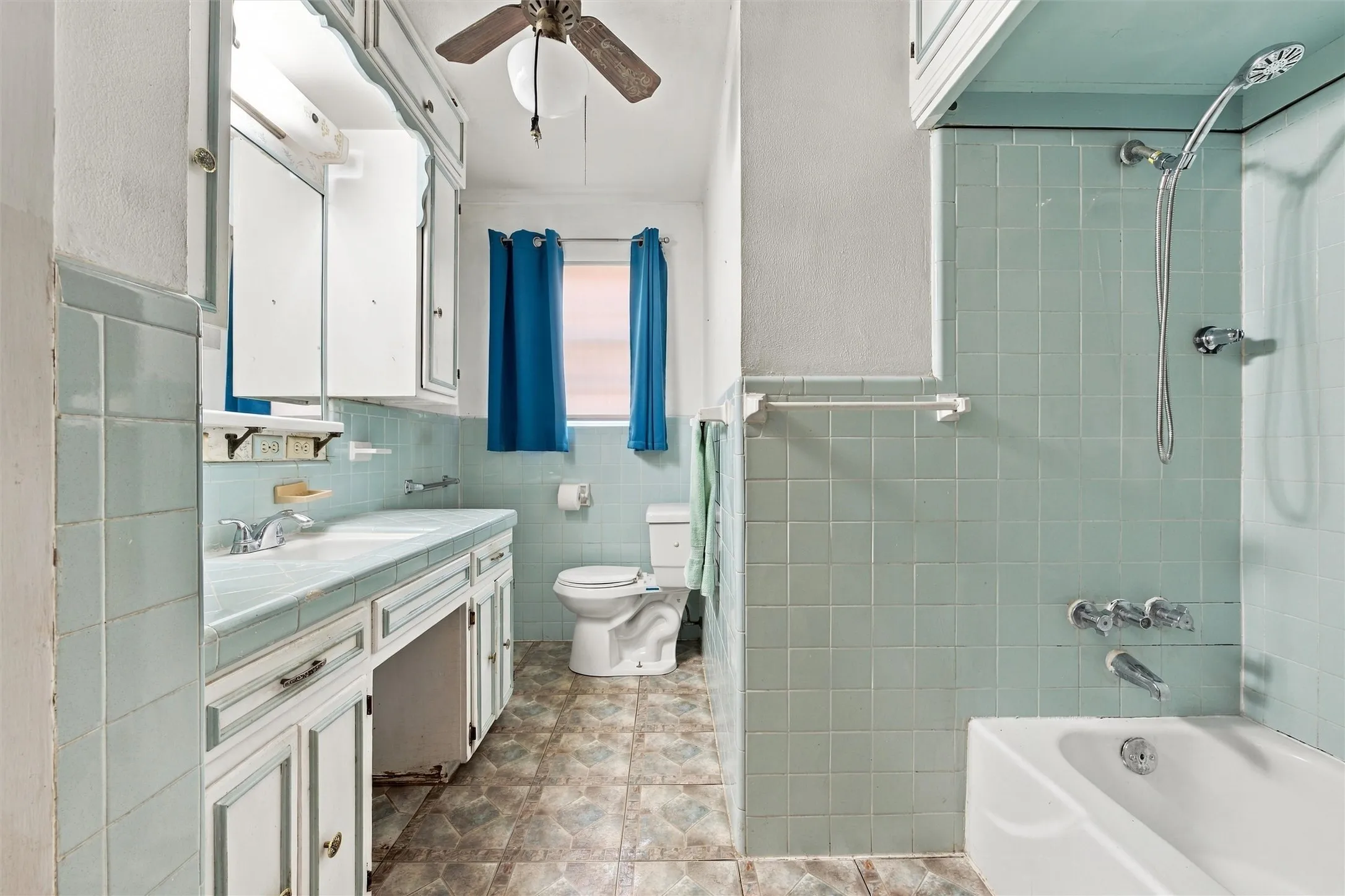 Single Family Residence For Sale in Mc Lennan County , 207 Cresthill Drive, Lacy Lakeview, Texas 76705, 3 Bedroom, 2 Bathroom, 2 Garage spaces, 1,260 Sqft, built in 1964, mls#21398616, Real Estate Agent in Lacy Lakeview, Homes For Sale in Mc Lennan county, Homes For Sale in Lacy Lakeview, Realtor in Lacy Lakeview Texas, Real Estate Brokerage Independent Realty Texas, Luminita Cordes Realtor