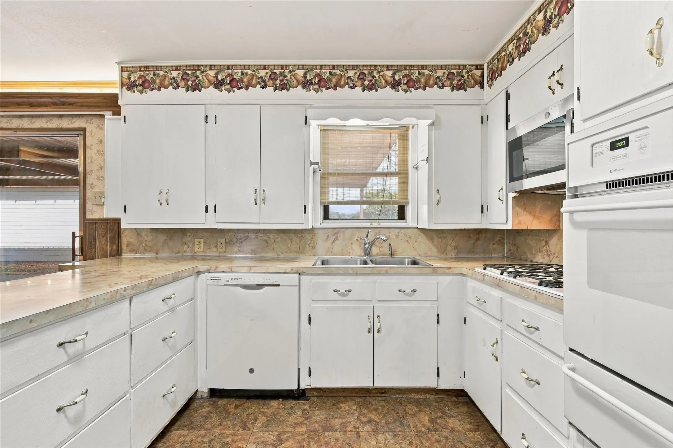 Single Family Residence For Sale in Mc Lennan County , 207 Cresthill Drive, Lacy Lakeview, Texas 76705, 3 Bedroom, 2 Bathroom, 2 Garage spaces, 1,260 Sqft, built in 1964, mls#21398616, Real Estate Agent in Lacy Lakeview, Homes For Sale in Mc Lennan county, Homes For Sale in Lacy Lakeview, Realtor in Lacy Lakeview Texas, Real Estate Brokerage Independent Realty Texas, Luminita Cordes Realtor
