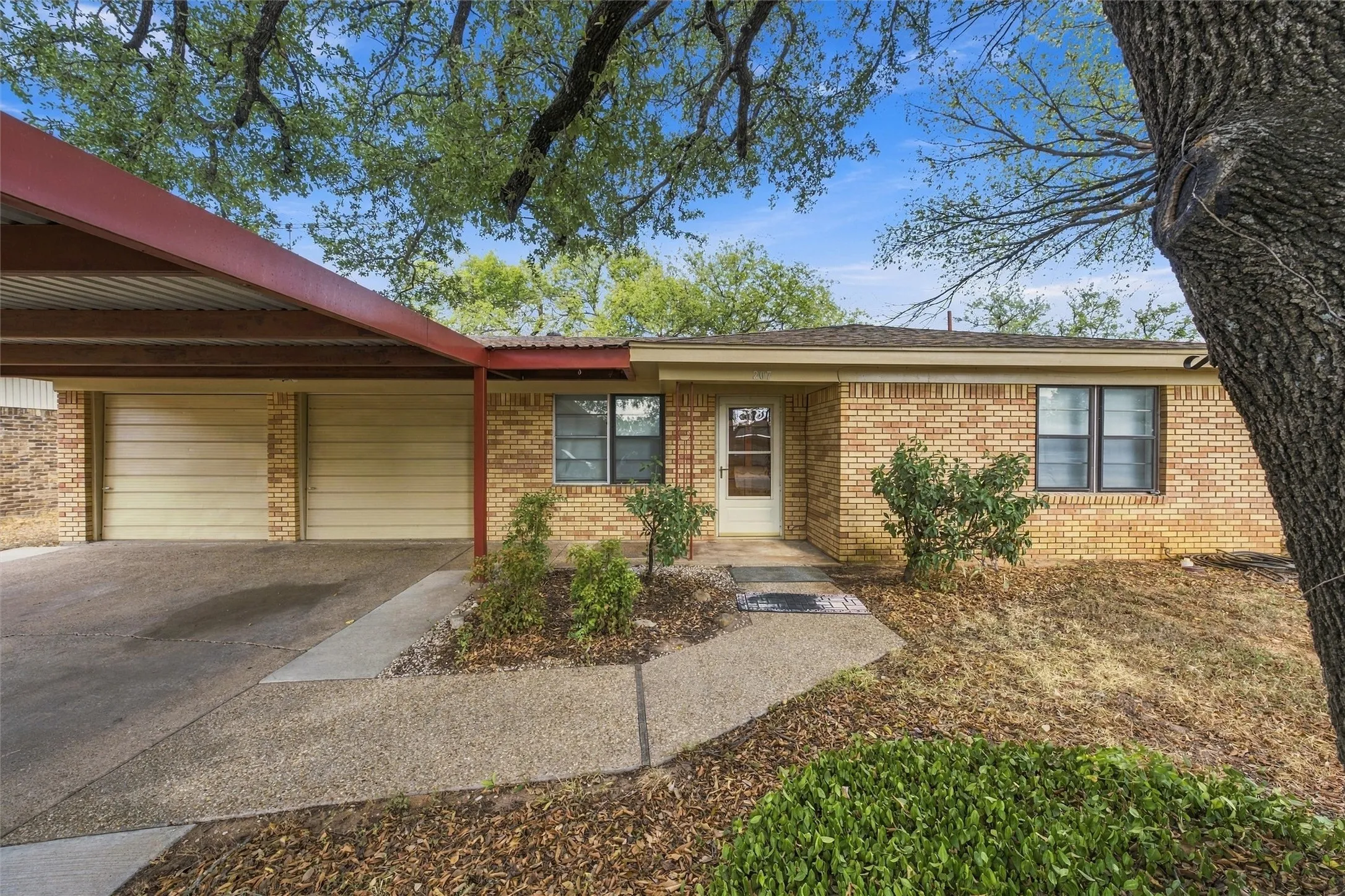 Single Family Residence For Sale in Mc Lennan County , 207 Cresthill Drive, Lacy Lakeview, Texas 76705, 3 Bedroom, 2 Bathroom, 2 Garage spaces, 1,260 Sqft, built in 1964, mls#21398616, Real Estate Agent in Lacy Lakeview, Homes For Sale in Mc Lennan county, Homes For Sale in Lacy Lakeview, Realtor in Lacy Lakeview Texas, Real Estate Brokerage Independent Realty Texas, Luminita Cordes Realtor