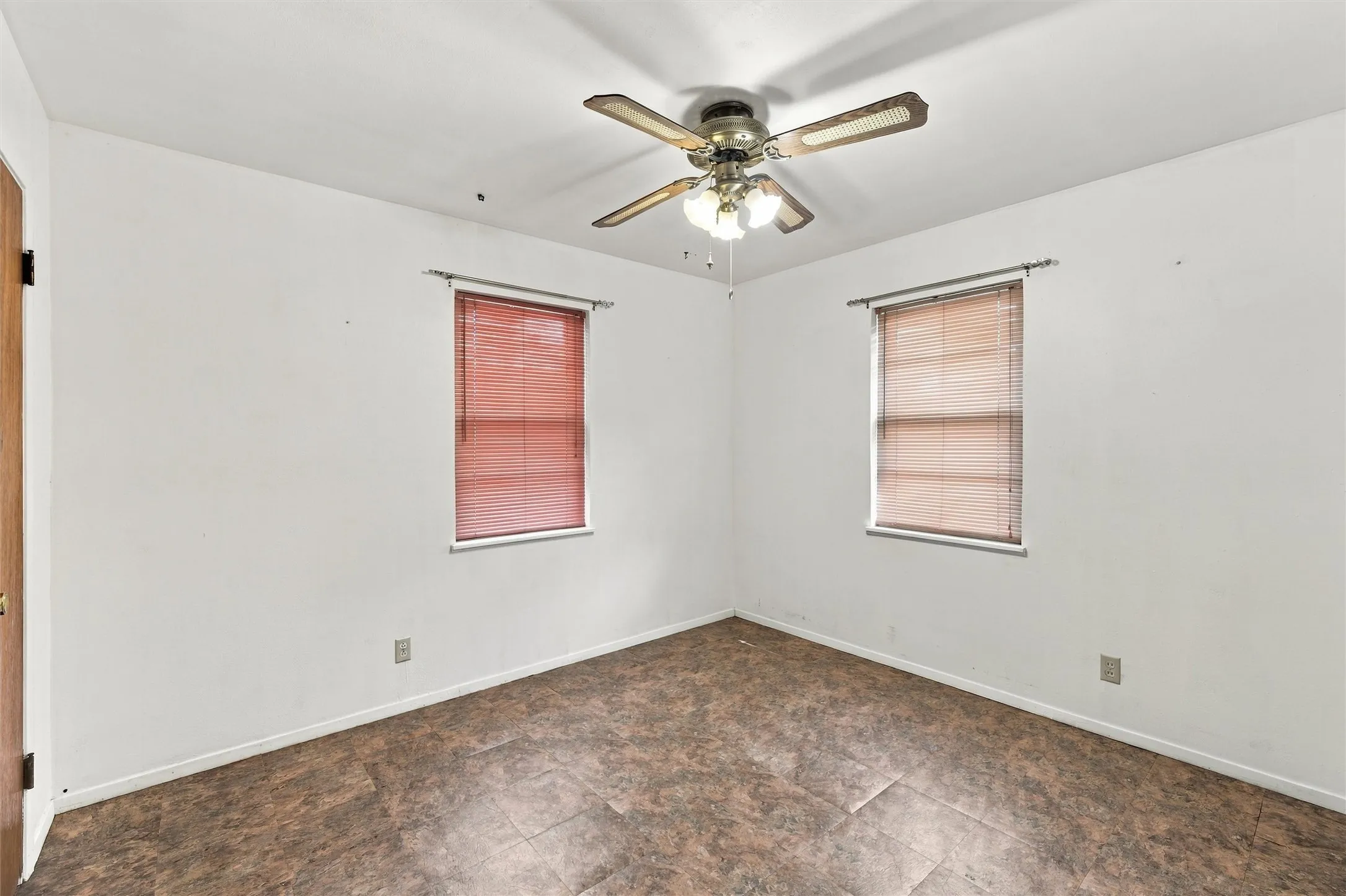 Single Family Residence For Sale in Mc Lennan County , 207 Cresthill Drive, Lacy Lakeview, Texas 76705, 3 Bedroom, 2 Bathroom, 2 Garage spaces, 1,260 Sqft, built in 1964, mls#21398616, Real Estate Agent in Lacy Lakeview, Homes For Sale in Mc Lennan county, Homes For Sale in Lacy Lakeview, Realtor in Lacy Lakeview Texas, Real Estate Brokerage Independent Realty Texas, Luminita Cordes Realtor