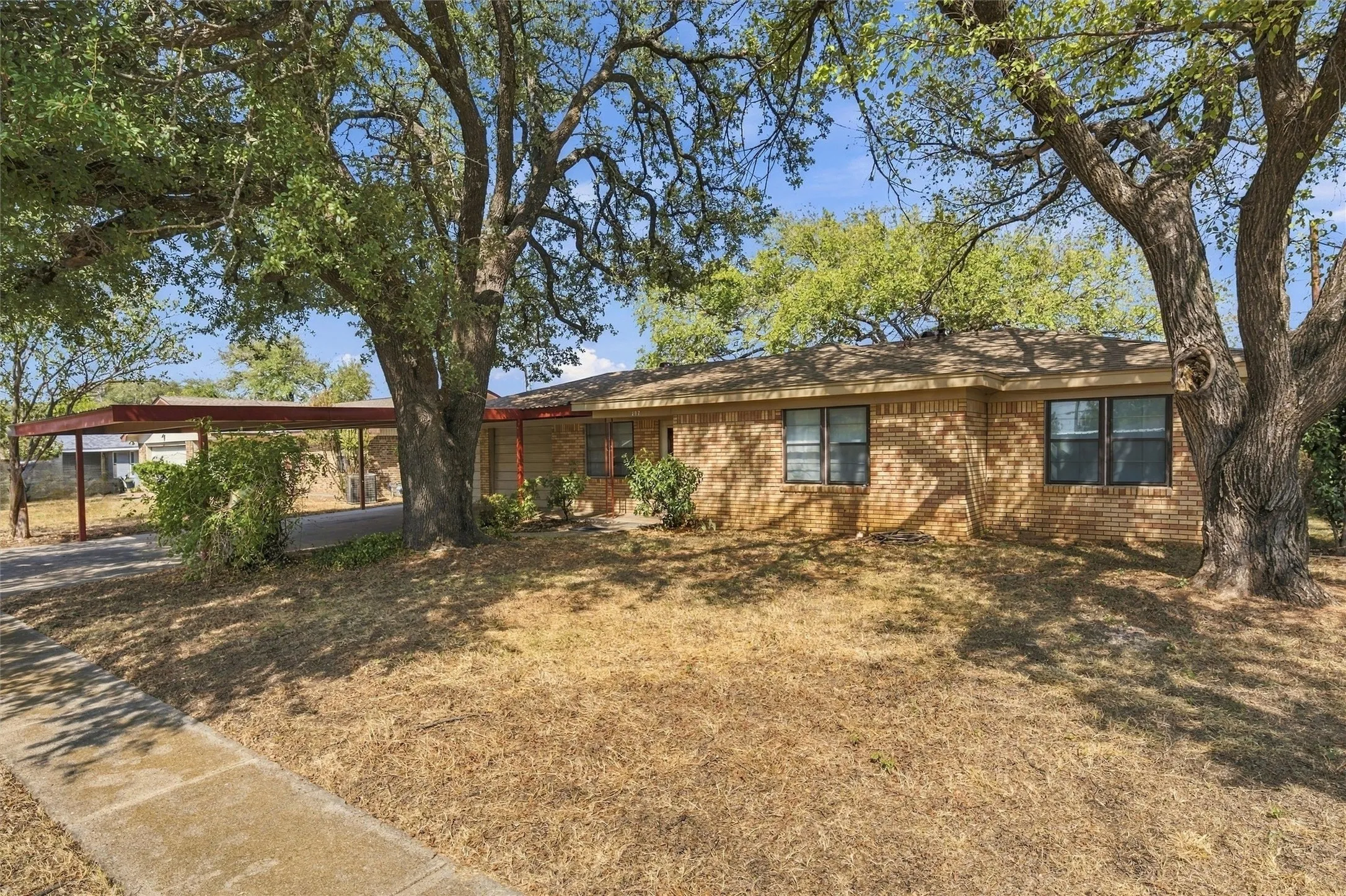 Single Family Residence For Sale in Mc Lennan County , 207 Cresthill Drive, Lacy Lakeview, Texas 76705, 3 Bedroom, 2 Bathroom, 2 Garage spaces, 1,260 Sqft, built in 1964, mls#21398616, Real Estate Agent in Lacy Lakeview, Homes For Sale in Mc Lennan county, Homes For Sale in Lacy Lakeview, Realtor in Lacy Lakeview Texas, Real Estate Brokerage Independent Realty Texas, Luminita Cordes Realtor