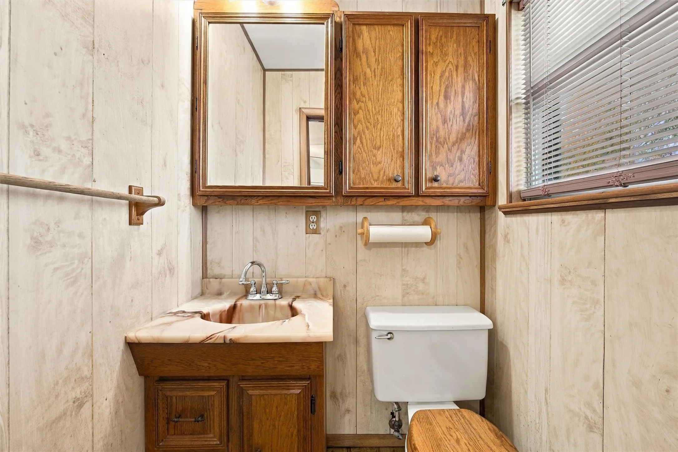 Single Family Residence For Sale in Mc Lennan County , 207 Cresthill Drive, Lacy Lakeview, Texas 76705, 3 Bedroom, 2 Bathroom, 2 Garage spaces, 1,260 Sqft, built in 1964, mls#21398616, Real Estate Agent in Lacy Lakeview, Homes For Sale in Mc Lennan county, Homes For Sale in Lacy Lakeview, Realtor in Lacy Lakeview Texas, Real Estate Brokerage Independent Realty Texas, Luminita Cordes Realtor