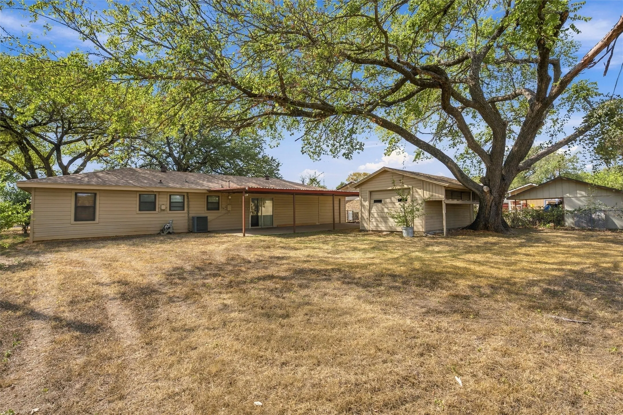 Single Family Residence For Sale in Mc Lennan County , 207 Cresthill Drive, Lacy Lakeview, Texas 76705, 3 Bedroom, 2 Bathroom, 2 Garage spaces, 1,260 Sqft, built in 1964, mls#21398616, Real Estate Agent in Lacy Lakeview, Homes For Sale in Mc Lennan county, Homes For Sale in Lacy Lakeview, Realtor in Lacy Lakeview Texas, Real Estate Brokerage Independent Realty Texas, Luminita Cordes Realtor