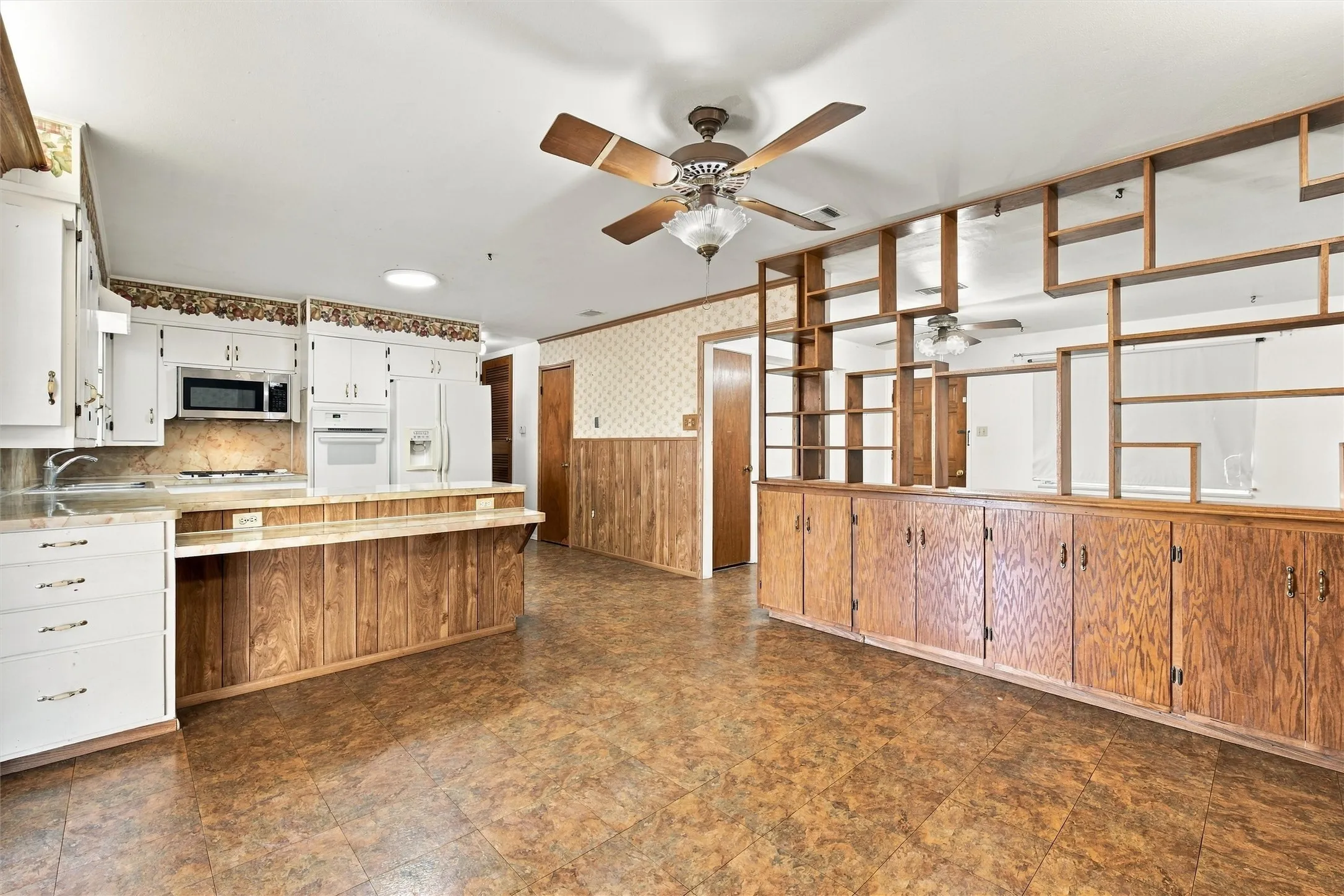 Single Family Residence For Sale in Mc Lennan County , 207 Cresthill Drive, Lacy Lakeview, Texas 76705, 3 Bedroom, 2 Bathroom, 2 Garage spaces, 1,260 Sqft, built in 1964, mls#21398616, Real Estate Agent in Lacy Lakeview, Homes For Sale in Mc Lennan county, Homes For Sale in Lacy Lakeview, Realtor in Lacy Lakeview Texas, Real Estate Brokerage Independent Realty Texas, Luminita Cordes Realtor