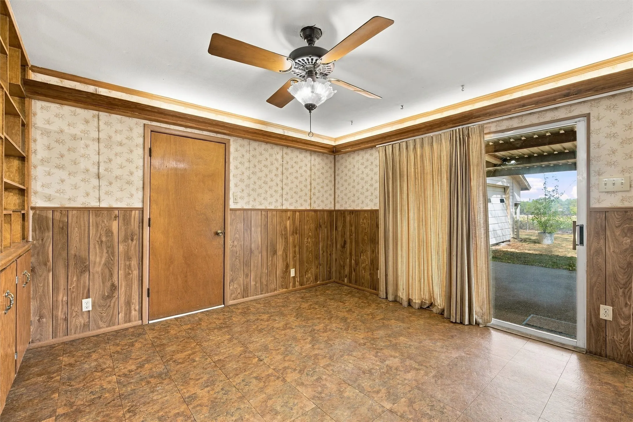 Single Family Residence For Sale in Mc Lennan County , 207 Cresthill Drive, Lacy Lakeview, Texas 76705, 3 Bedroom, 2 Bathroom, 2 Garage spaces, 1,260 Sqft, built in 1964, mls#21398616, Real Estate Agent in Lacy Lakeview, Homes For Sale in Mc Lennan county, Homes For Sale in Lacy Lakeview, Realtor in Lacy Lakeview Texas, Real Estate Brokerage Independent Realty Texas, Luminita Cordes Realtor