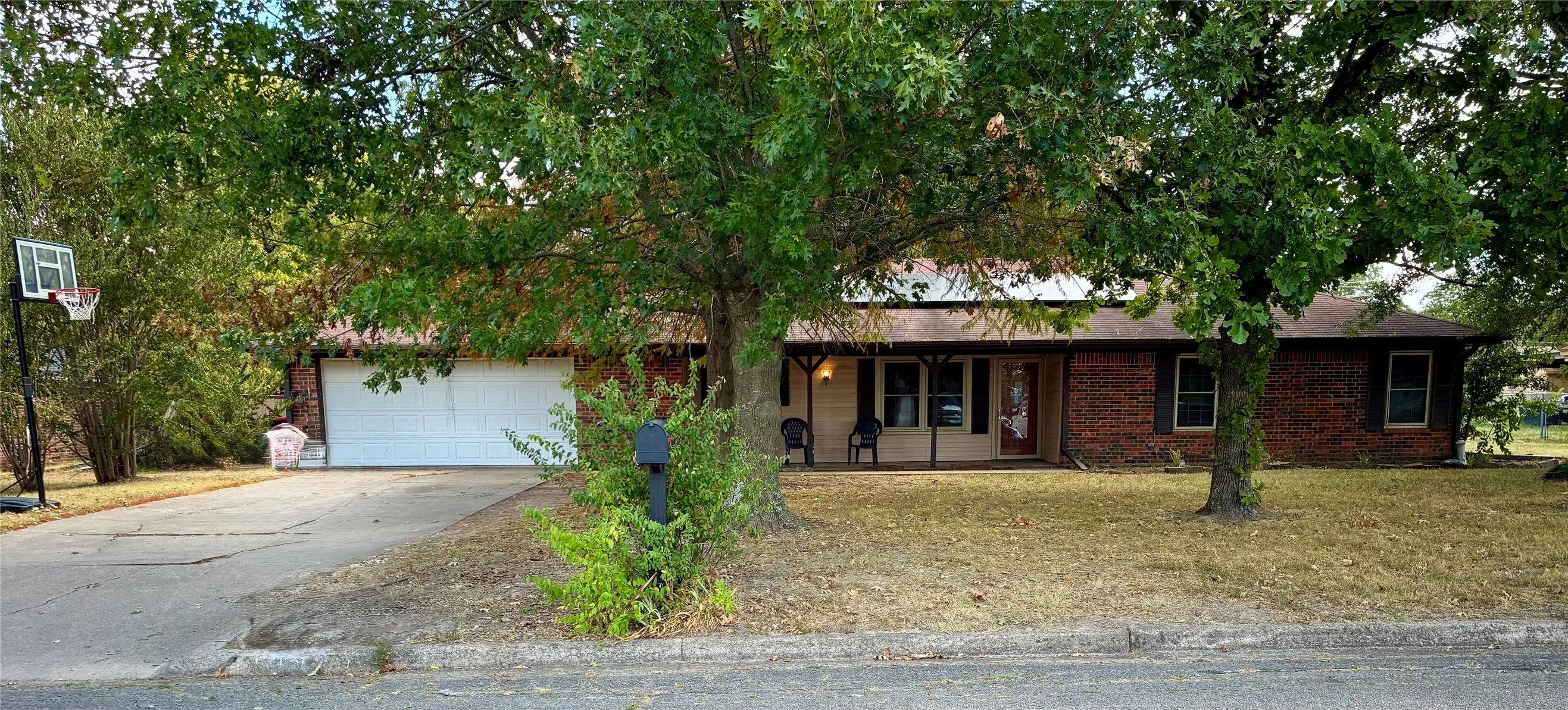 Single Family Residence For Sale in Lamar County , 745 42nd Street SW, Paris, Texas 75460, 3 Bedroom, 2 Bathroom, 2 Garage spaces, 1,568 Sqft, built in 1982, mls#21399303, Real Estate Agent in Paris, Homes For Sale in Lamar county, Homes For Sale in Paris, Realtor in Paris Texas, Real Estate Brokerage Independent Realty Texas, Luminita Cordes Realtor