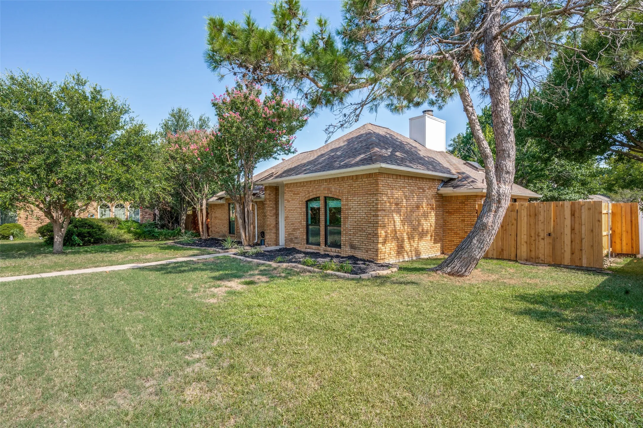 Single Family Residence For Sale in Collin County , 1404 Cumberland Trail, Plano, Texas 75023, 3 Bedroom, 2 Bathroom, 2 Garage spaces, 1,514 Sqft, built in 1985, mls#21399466, Real Estate Agent in Plano, Homes For Sale in Collin county, Homes For Sale in Plano, Realtor in Plano Texas, Real Estate Brokerage Independent Realty Texas, Luminita Cordes Realtor
