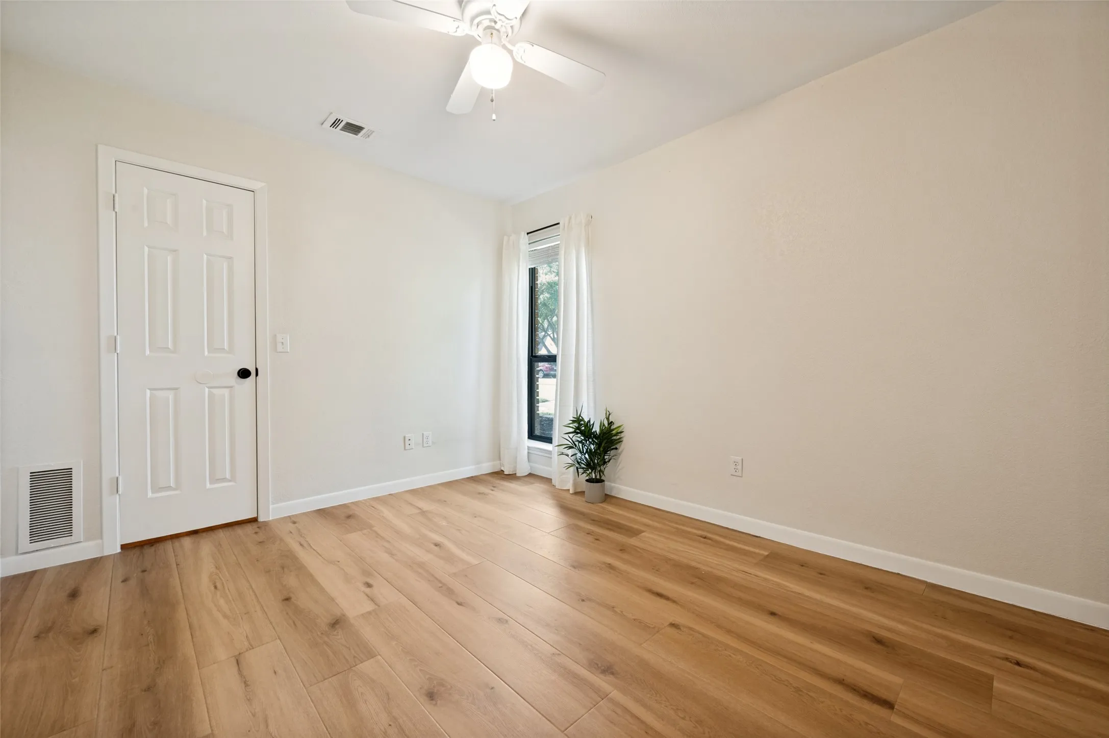 Single Family Residence For Sale in Collin County , 1404 Cumberland Trail, Plano, Texas 75023, 3 Bedroom, 2 Bathroom, 2 Garage spaces, 1,514 Sqft, built in 1985, mls#21399466, Real Estate Agent in Plano, Homes For Sale in Collin county, Homes For Sale in Plano, Realtor in Plano Texas, Real Estate Brokerage Independent Realty Texas, Luminita Cordes Realtor
