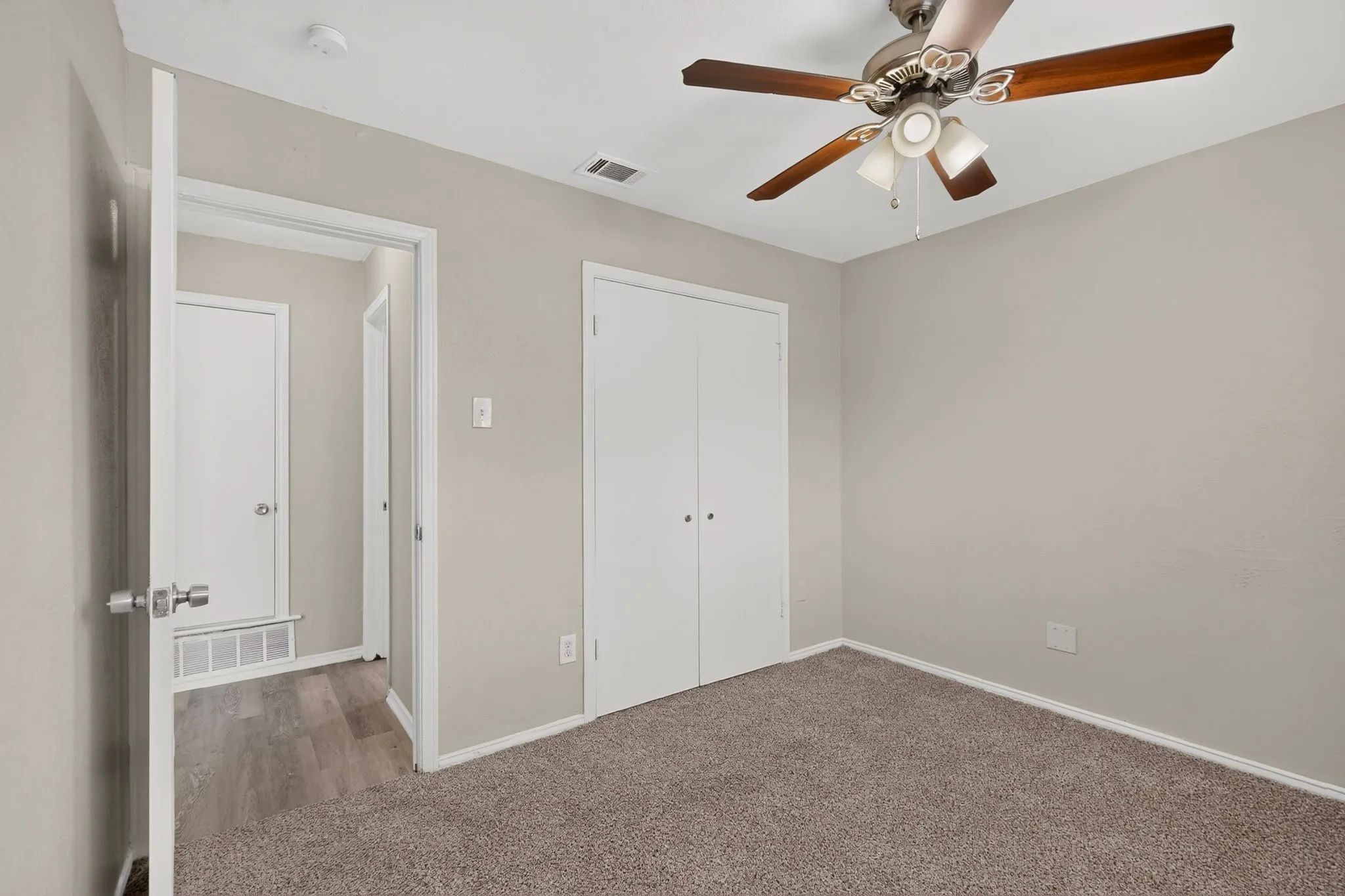Single Family Residence For Sale in Dallas County , 9839 Glengreen Drive, Dallas, Texas 75217, 3 Bedroom, 2 Bathroom, 1 Garage spaces, 1,570 Sqft, built in 1971, mls#21399481, Real Estate Agent in Dallas, Homes For Sale in Dallas county, Homes For Sale in Dallas, Realtor in Dallas Texas, Real Estate Brokerage Independent Realty Texas, Luminita Cordes Realtor