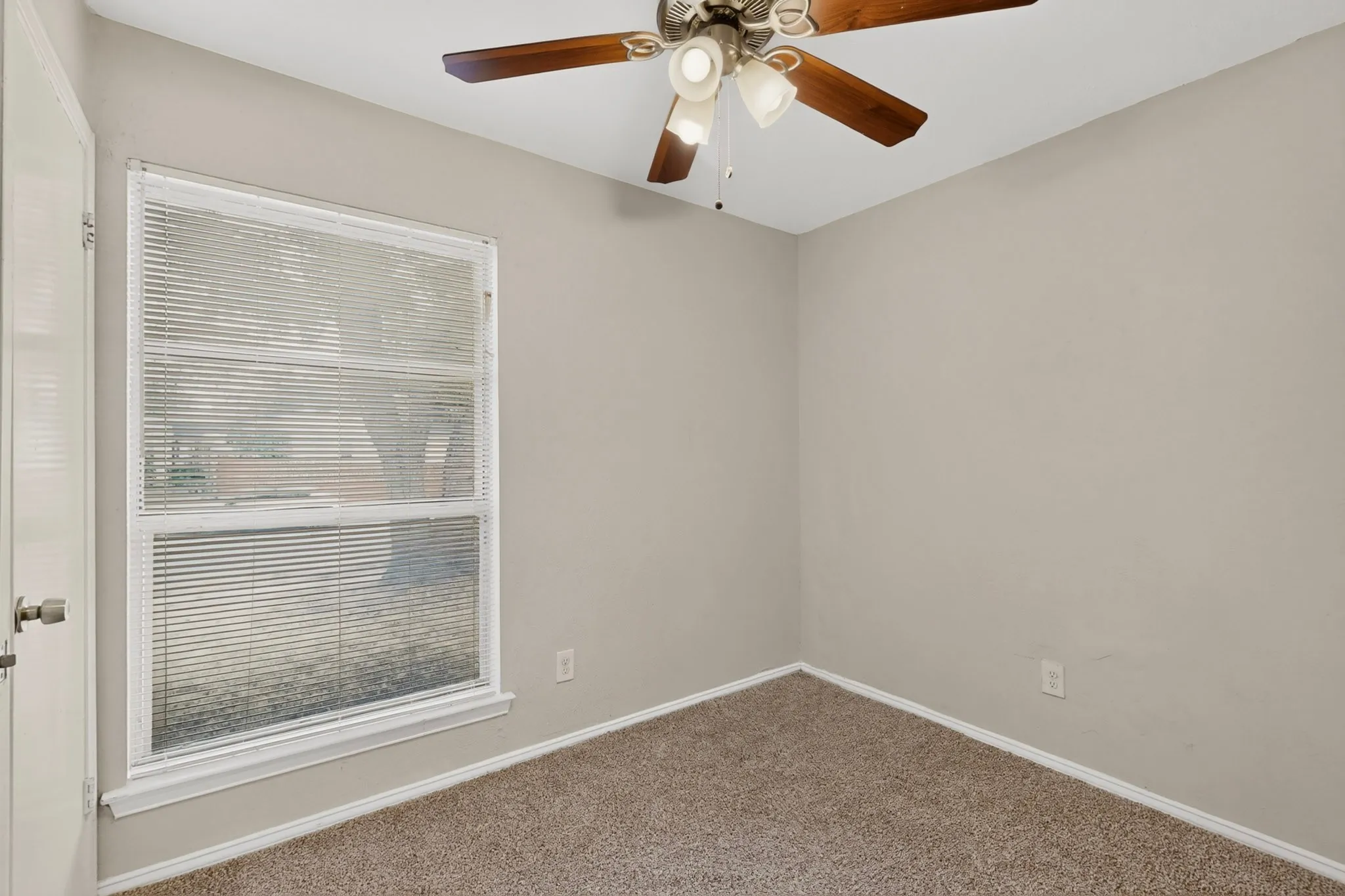 Single Family Residence For Sale in Dallas County , 9839 Glengreen Drive, Dallas, Texas 75217, 3 Bedroom, 2 Bathroom, 1 Garage spaces, 1,570 Sqft, built in 1971, mls#21399481, Real Estate Agent in Dallas, Homes For Sale in Dallas county, Homes For Sale in Dallas, Realtor in Dallas Texas, Real Estate Brokerage Independent Realty Texas, Luminita Cordes Realtor