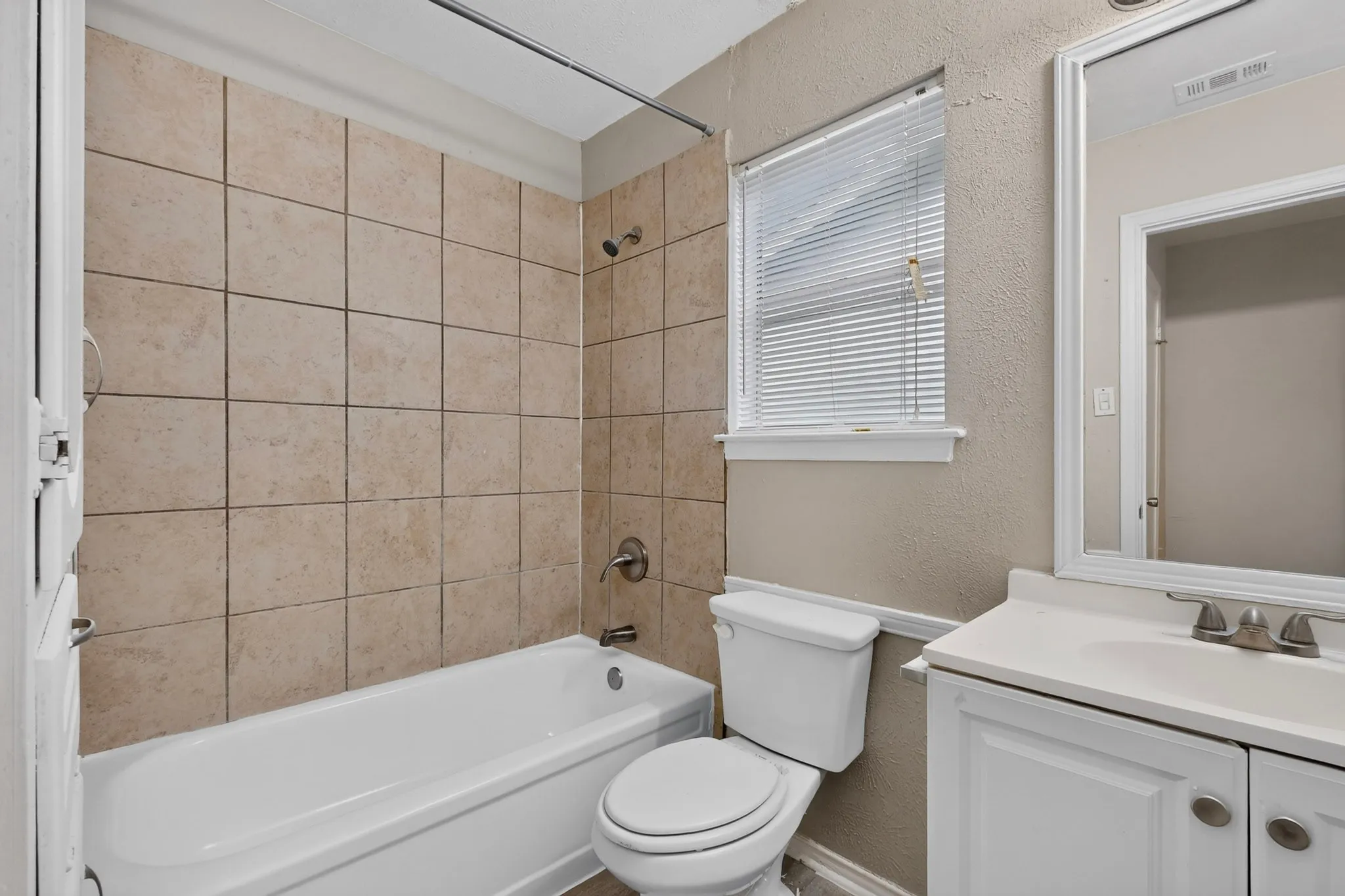 Single Family Residence For Sale in Dallas County , 9839 Glengreen Drive, Dallas, Texas 75217, 3 Bedroom, 2 Bathroom, 1 Garage spaces, 1,570 Sqft, built in 1971, mls#21399481, Real Estate Agent in Dallas, Homes For Sale in Dallas county, Homes For Sale in Dallas, Realtor in Dallas Texas, Real Estate Brokerage Independent Realty Texas, Luminita Cordes Realtor