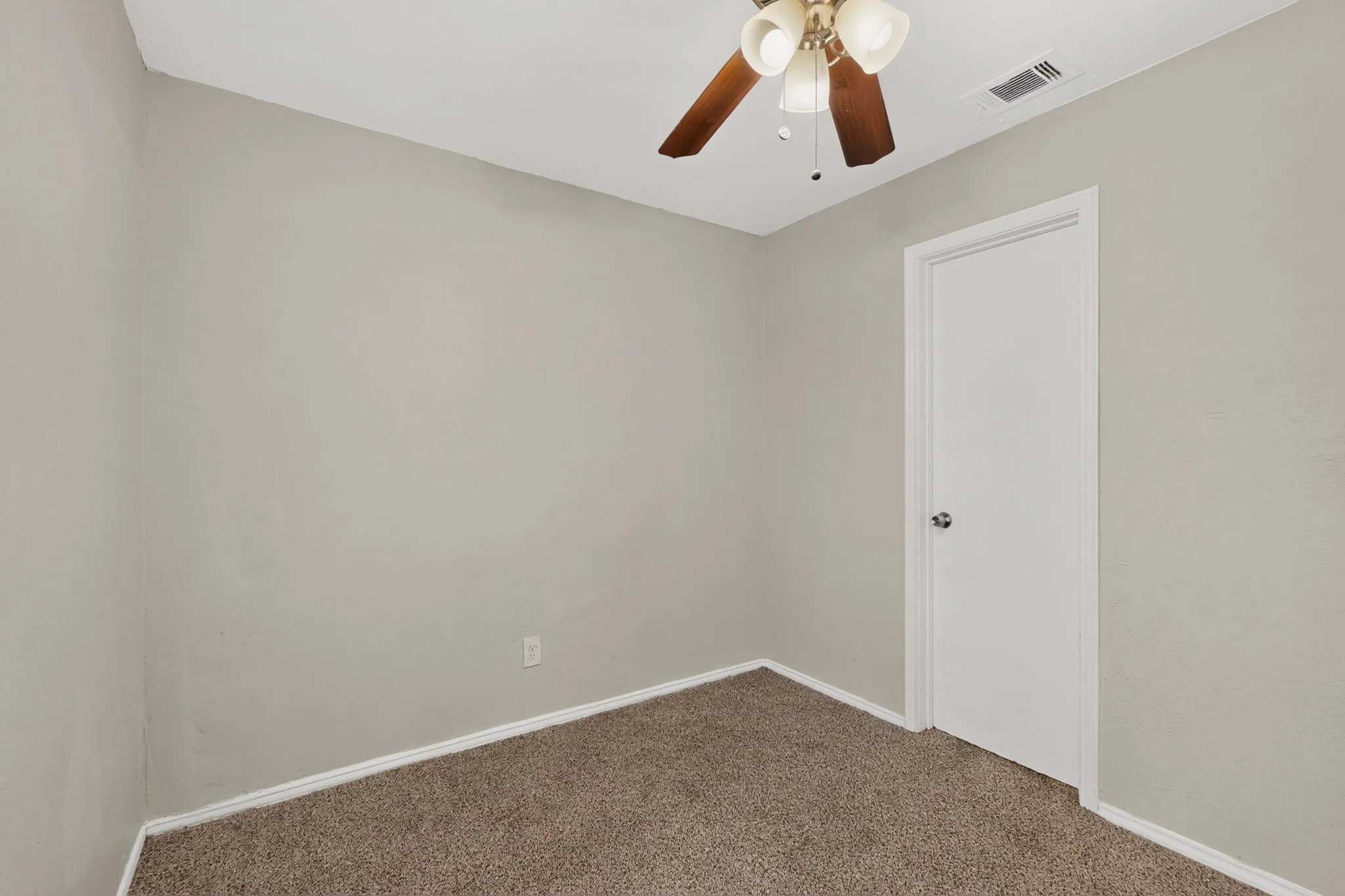 Single Family Residence For Sale in Dallas County , 9839 Glengreen Drive, Dallas, Texas 75217, 3 Bedroom, 2 Bathroom, 1 Garage spaces, 1,570 Sqft, built in 1971, mls#21399481, Real Estate Agent in Dallas, Homes For Sale in Dallas county, Homes For Sale in Dallas, Realtor in Dallas Texas, Real Estate Brokerage Independent Realty Texas, Luminita Cordes Realtor