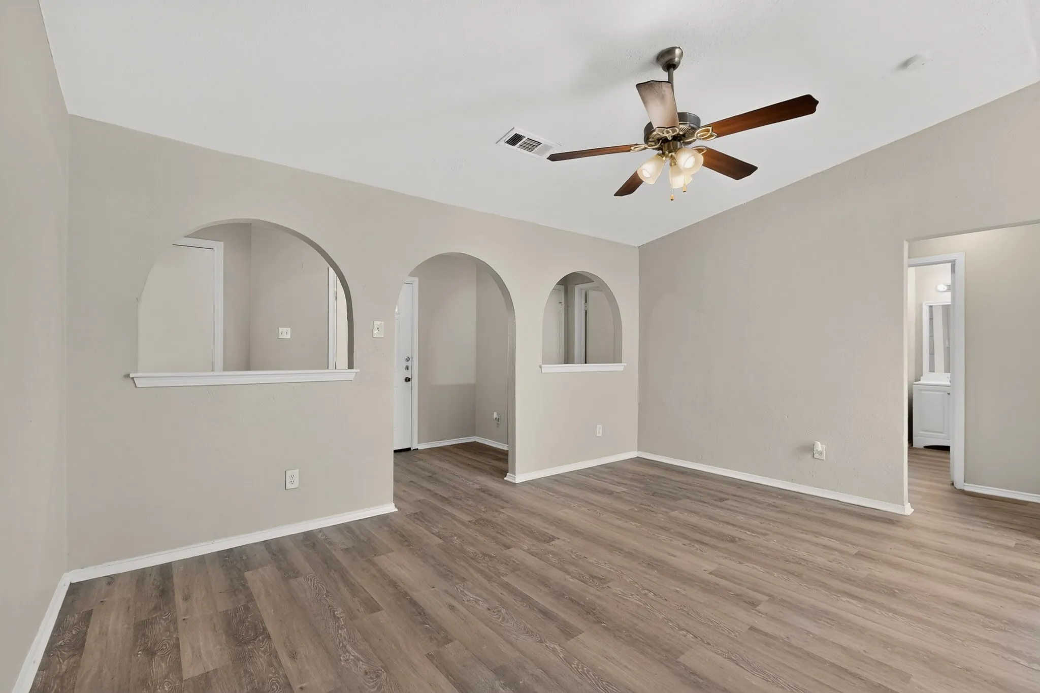 Single Family Residence For Sale in Dallas County , 9839 Glengreen Drive, Dallas, Texas 75217, 3 Bedroom, 2 Bathroom, 1 Garage spaces, 1,570 Sqft, built in 1971, mls#21399481, Real Estate Agent in Dallas, Homes For Sale in Dallas county, Homes For Sale in Dallas, Realtor in Dallas Texas, Real Estate Brokerage Independent Realty Texas, Luminita Cordes Realtor