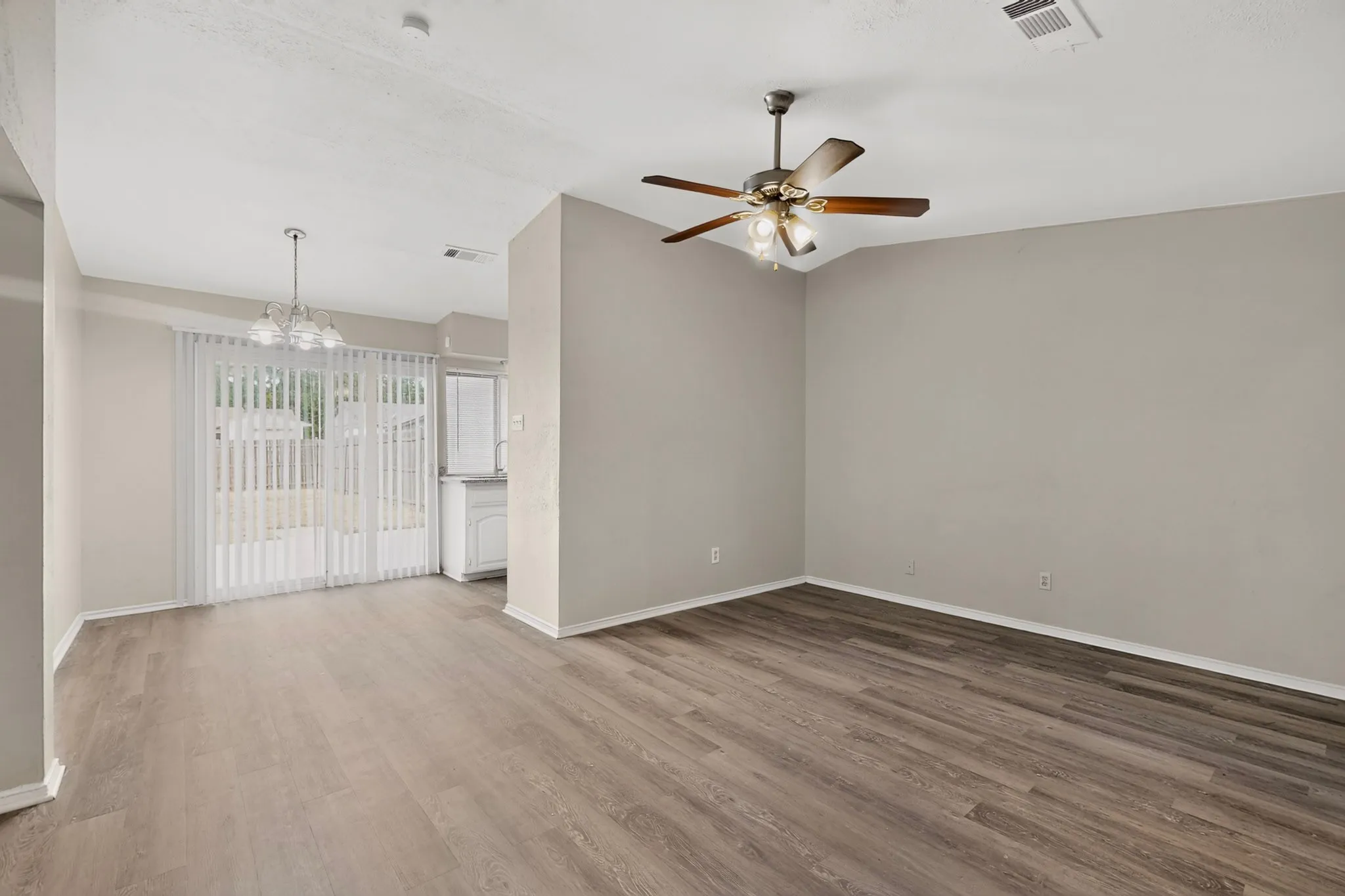 Single Family Residence For Sale in Dallas County , 9839 Glengreen Drive, Dallas, Texas 75217, 3 Bedroom, 2 Bathroom, 1 Garage spaces, 1,570 Sqft, built in 1971, mls#21399481, Real Estate Agent in Dallas, Homes For Sale in Dallas county, Homes For Sale in Dallas, Realtor in Dallas Texas, Real Estate Brokerage Independent Realty Texas, Luminita Cordes Realtor