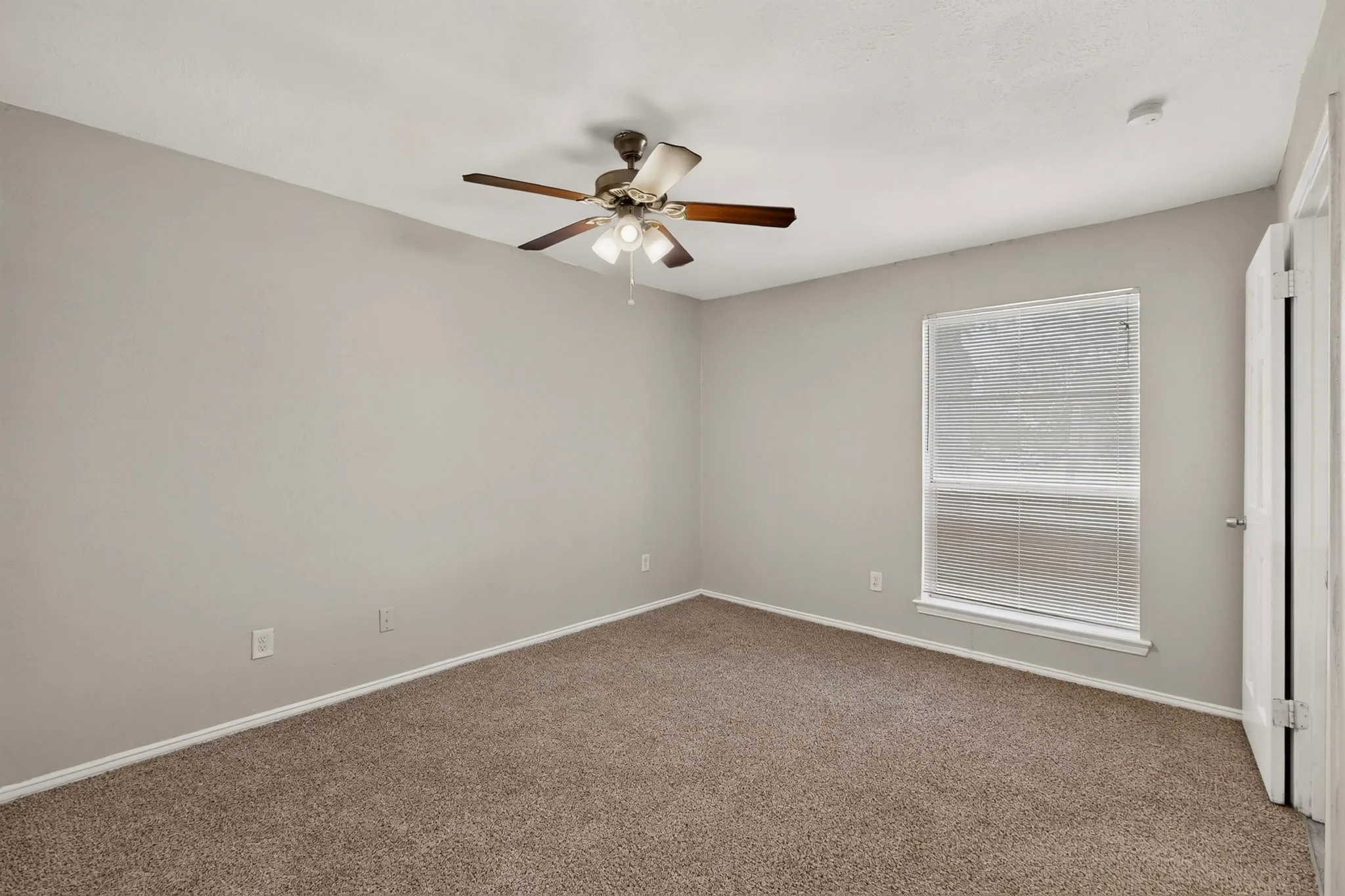 Single Family Residence For Sale in Dallas County , 9839 Glengreen Drive, Dallas, Texas 75217, 3 Bedroom, 2 Bathroom, 1 Garage spaces, 1,570 Sqft, built in 1971, mls#21399481, Real Estate Agent in Dallas, Homes For Sale in Dallas county, Homes For Sale in Dallas, Realtor in Dallas Texas, Real Estate Brokerage Independent Realty Texas, Luminita Cordes Realtor