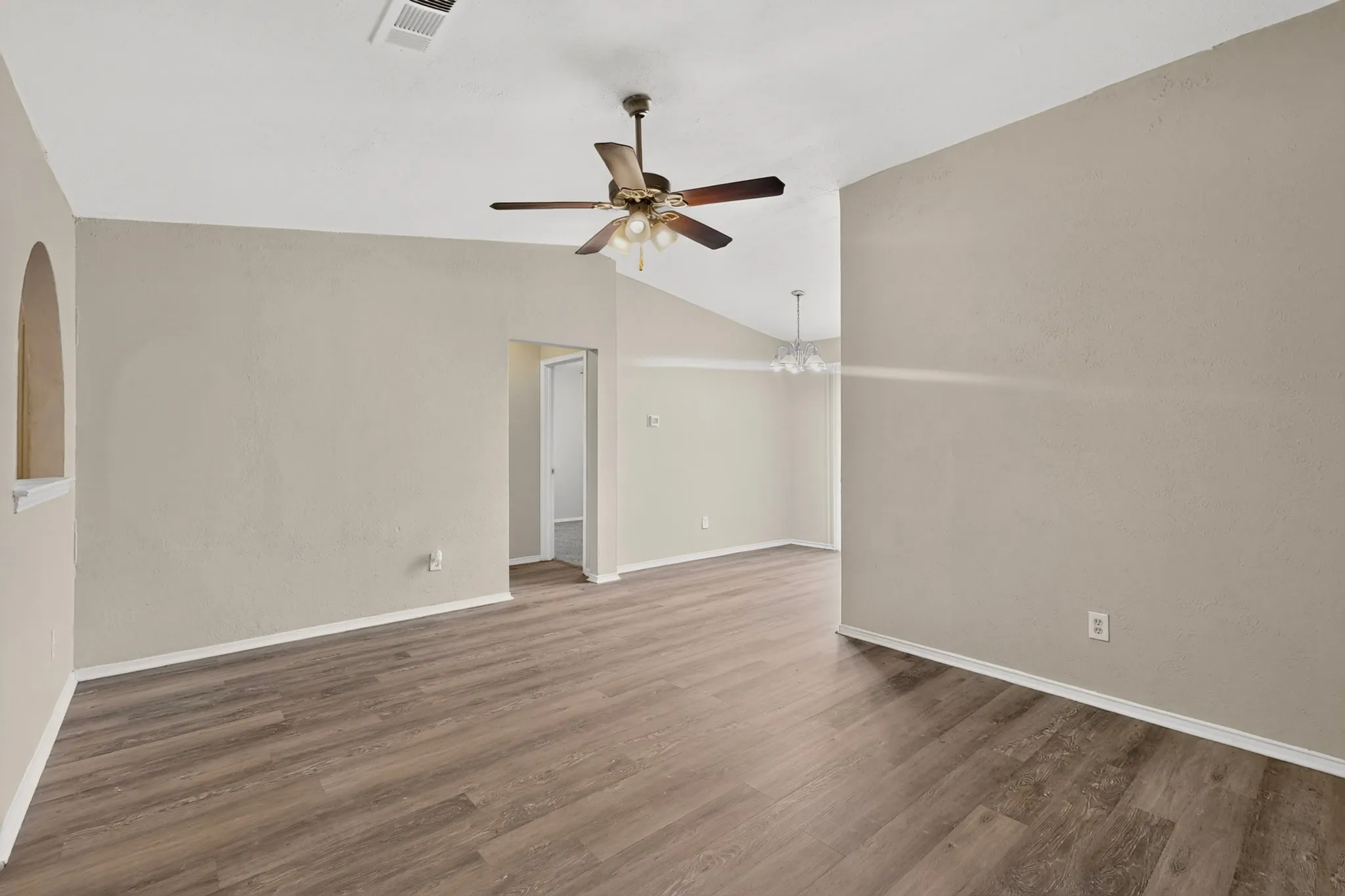 Single Family Residence For Sale in Dallas County , 9839 Glengreen Drive, Dallas, Texas 75217, 3 Bedroom, 2 Bathroom, 1 Garage spaces, 1,570 Sqft, built in 1971, mls#21399481, Real Estate Agent in Dallas, Homes For Sale in Dallas county, Homes For Sale in Dallas, Realtor in Dallas Texas, Real Estate Brokerage Independent Realty Texas, Luminita Cordes Realtor
