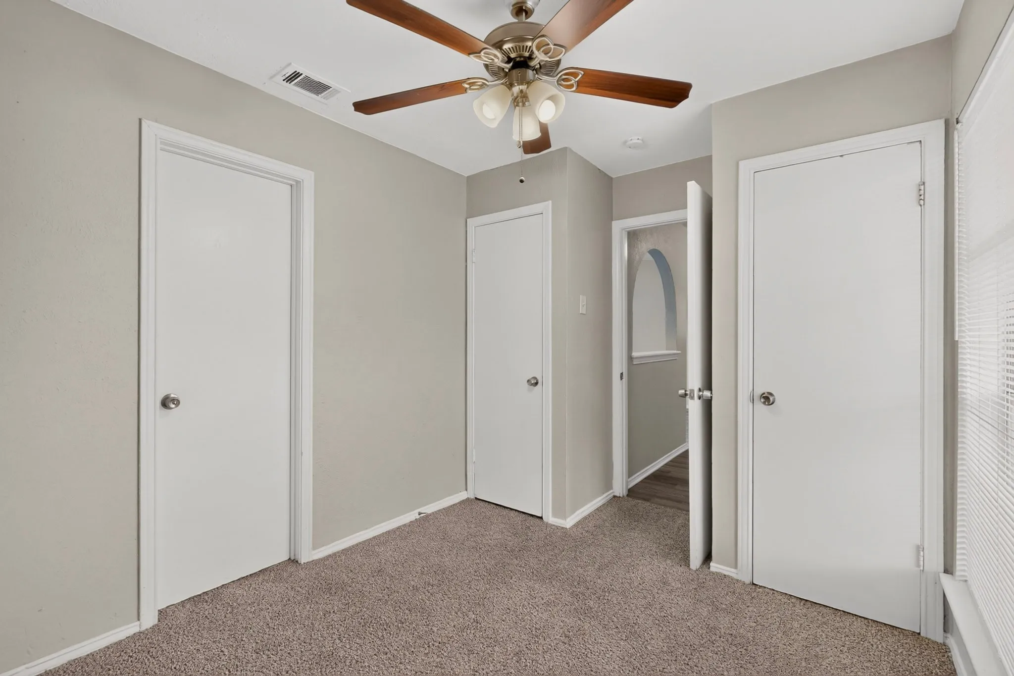 Single Family Residence For Sale in Dallas County , 9839 Glengreen Drive, Dallas, Texas 75217, 3 Bedroom, 2 Bathroom, 1 Garage spaces, 1,570 Sqft, built in 1971, mls#21399481, Real Estate Agent in Dallas, Homes For Sale in Dallas county, Homes For Sale in Dallas, Realtor in Dallas Texas, Real Estate Brokerage Independent Realty Texas, Luminita Cordes Realtor