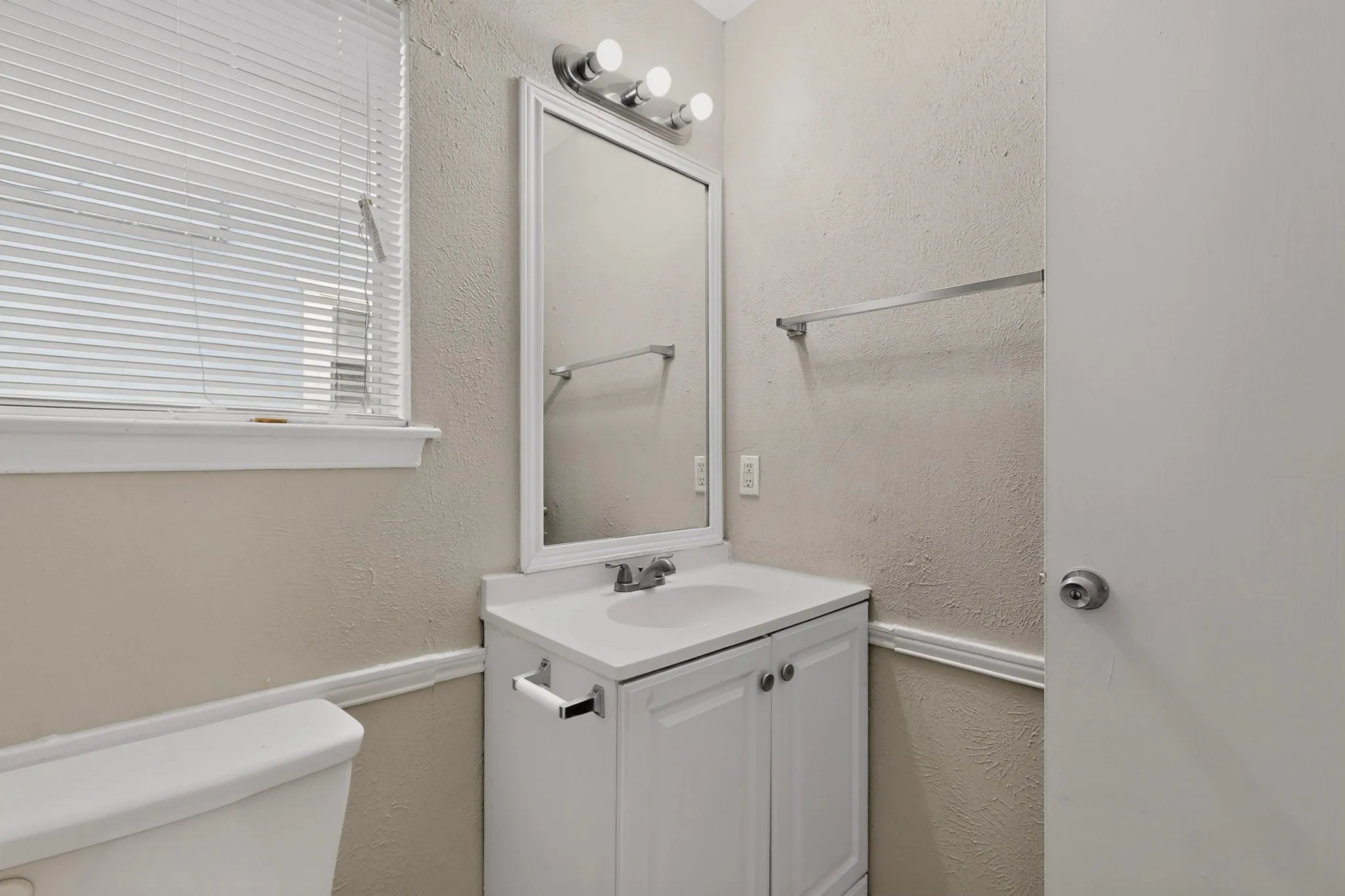 Single Family Residence For Sale in Dallas County , 9839 Glengreen Drive, Dallas, Texas 75217, 3 Bedroom, 2 Bathroom, 1 Garage spaces, 1,570 Sqft, built in 1971, mls#21399481, Real Estate Agent in Dallas, Homes For Sale in Dallas county, Homes For Sale in Dallas, Realtor in Dallas Texas, Real Estate Brokerage Independent Realty Texas, Luminita Cordes Realtor