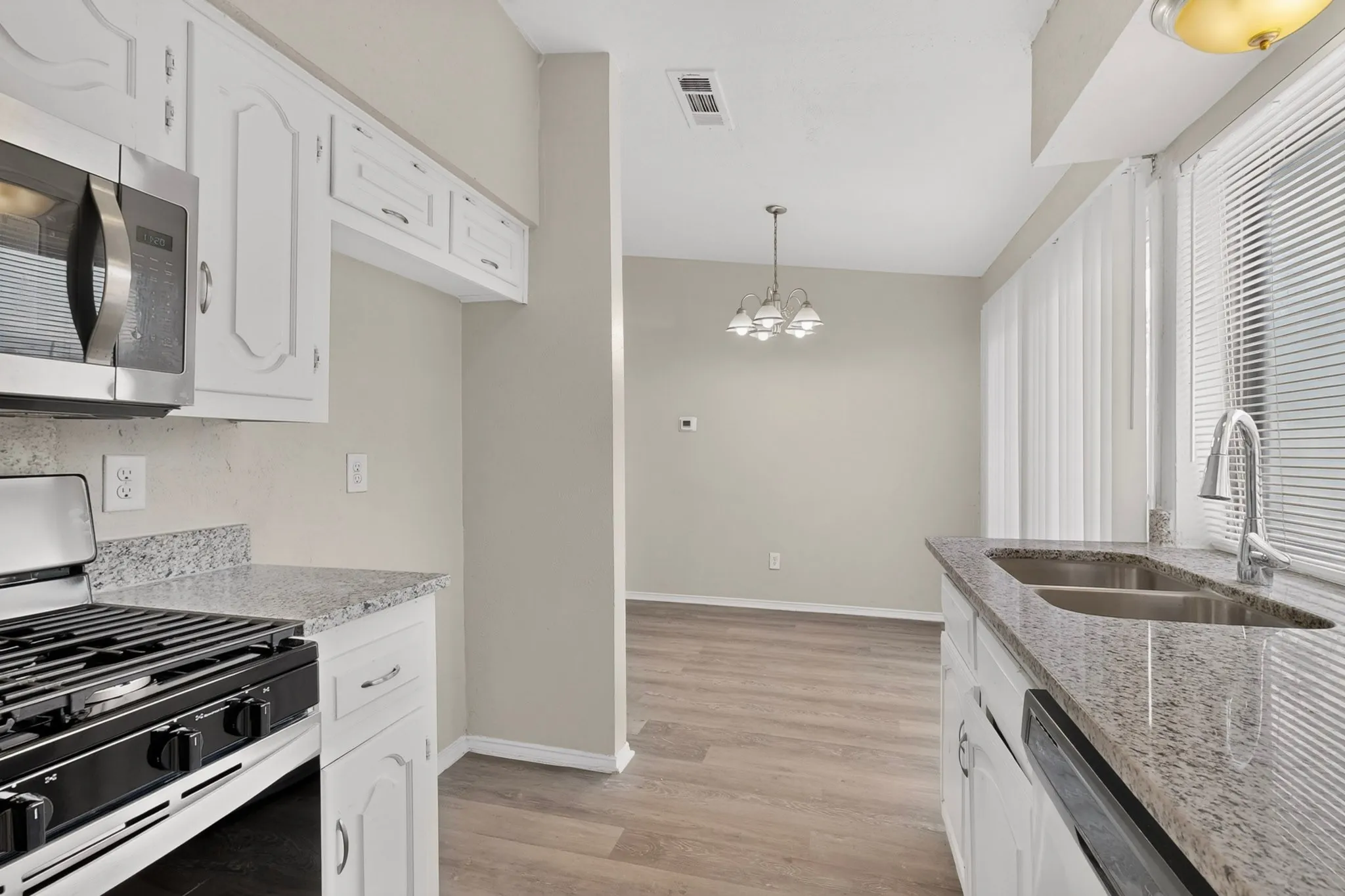 Single Family Residence For Sale in Dallas County , 9839 Glengreen Drive, Dallas, Texas 75217, 3 Bedroom, 2 Bathroom, 1 Garage spaces, 1,570 Sqft, built in 1971, mls#21399481, Real Estate Agent in Dallas, Homes For Sale in Dallas county, Homes For Sale in Dallas, Realtor in Dallas Texas, Real Estate Brokerage Independent Realty Texas, Luminita Cordes Realtor