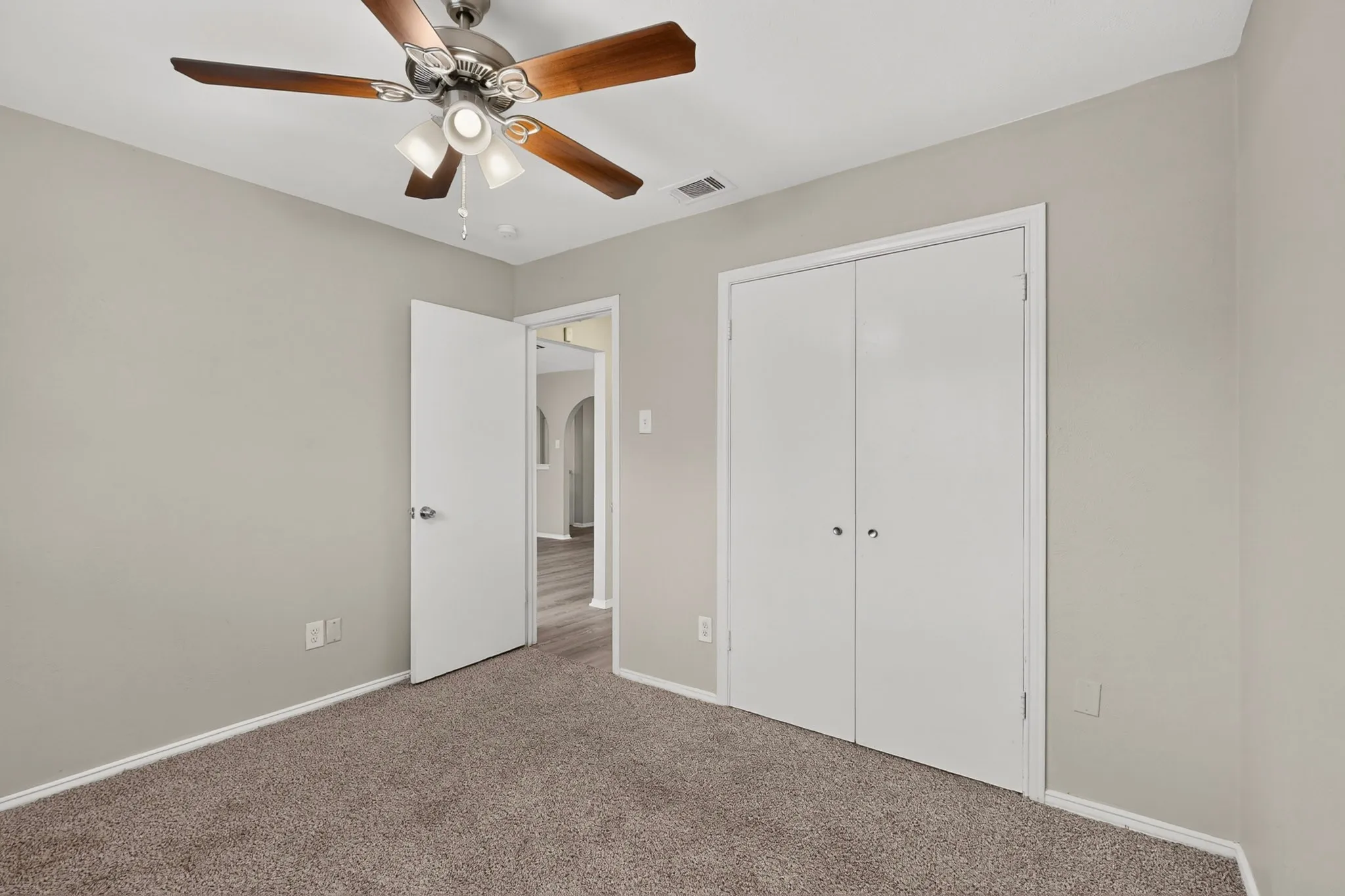 Single Family Residence For Sale in Dallas County , 9839 Glengreen Drive, Dallas, Texas 75217, 3 Bedroom, 2 Bathroom, 1 Garage spaces, 1,570 Sqft, built in 1971, mls#21399481, Real Estate Agent in Dallas, Homes For Sale in Dallas county, Homes For Sale in Dallas, Realtor in Dallas Texas, Real Estate Brokerage Independent Realty Texas, Luminita Cordes Realtor