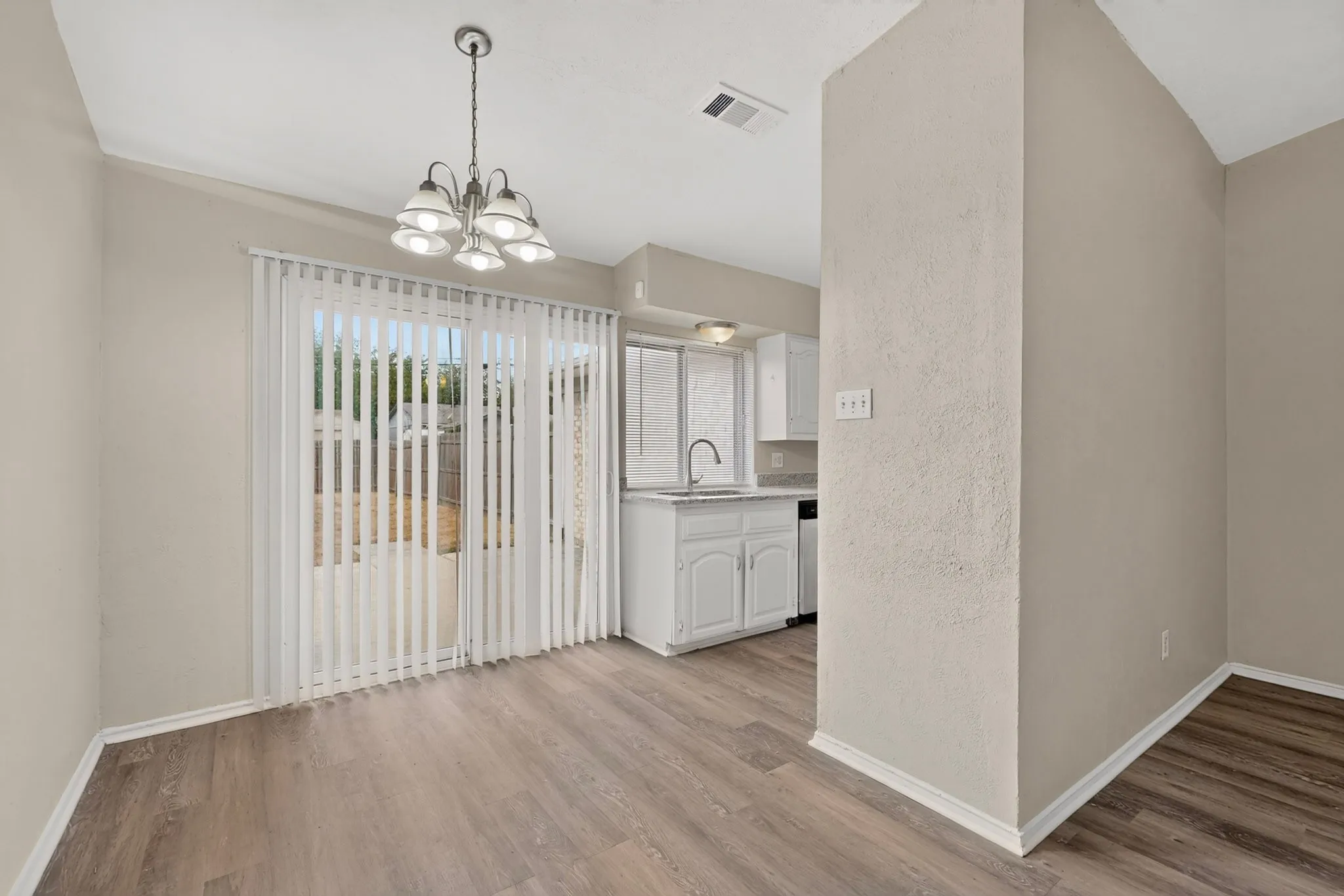 Single Family Residence For Sale in Dallas County , 9839 Glengreen Drive, Dallas, Texas 75217, 3 Bedroom, 2 Bathroom, 1 Garage spaces, 1,570 Sqft, built in 1971, mls#21399481, Real Estate Agent in Dallas, Homes For Sale in Dallas county, Homes For Sale in Dallas, Realtor in Dallas Texas, Real Estate Brokerage Independent Realty Texas, Luminita Cordes Realtor