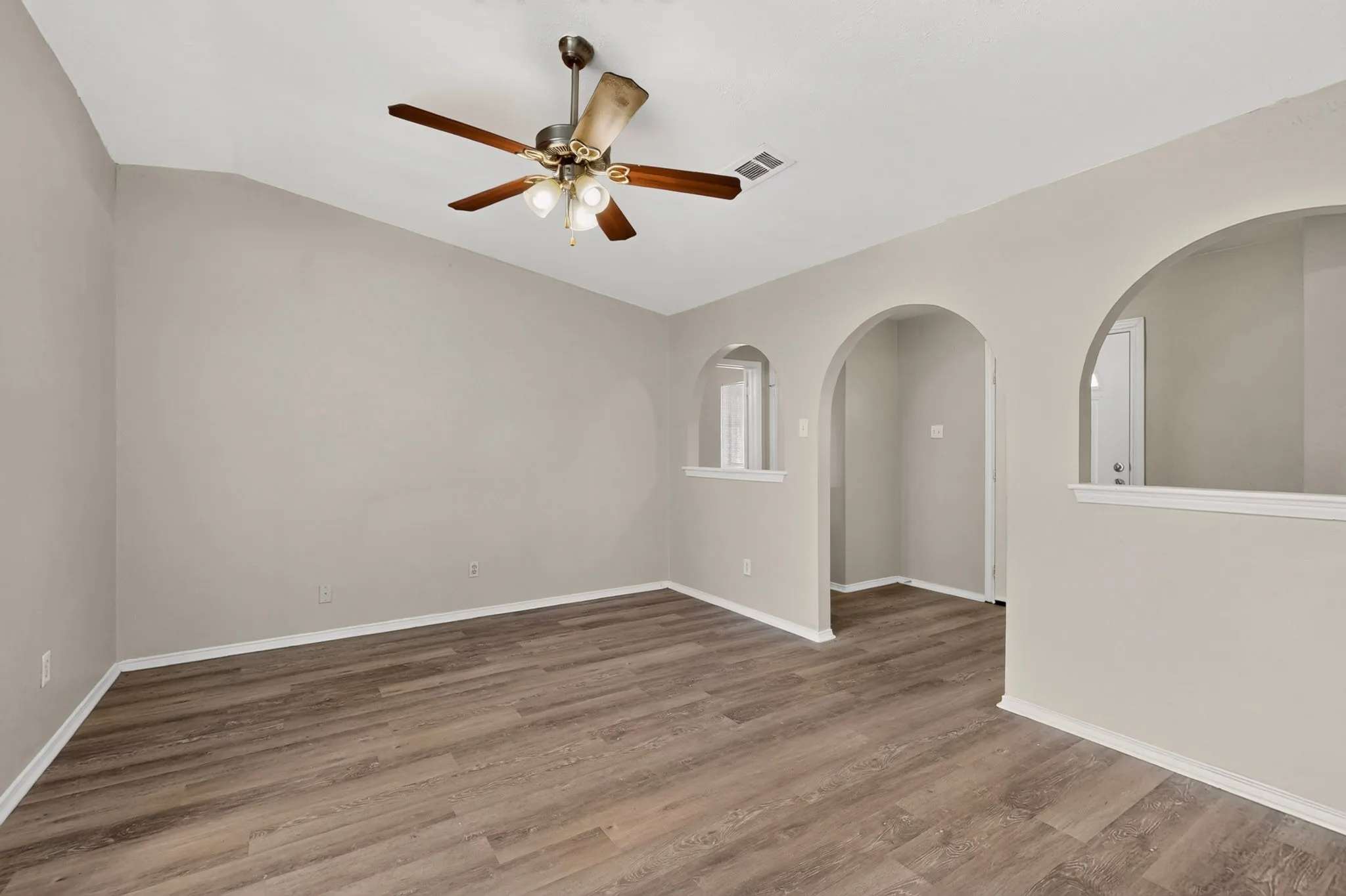 Single Family Residence For Sale in Dallas County , 9839 Glengreen Drive, Dallas, Texas 75217, 3 Bedroom, 2 Bathroom, 1 Garage spaces, 1,570 Sqft, built in 1971, mls#21399481, Real Estate Agent in Dallas, Homes For Sale in Dallas county, Homes For Sale in Dallas, Realtor in Dallas Texas, Real Estate Brokerage Independent Realty Texas, Luminita Cordes Realtor