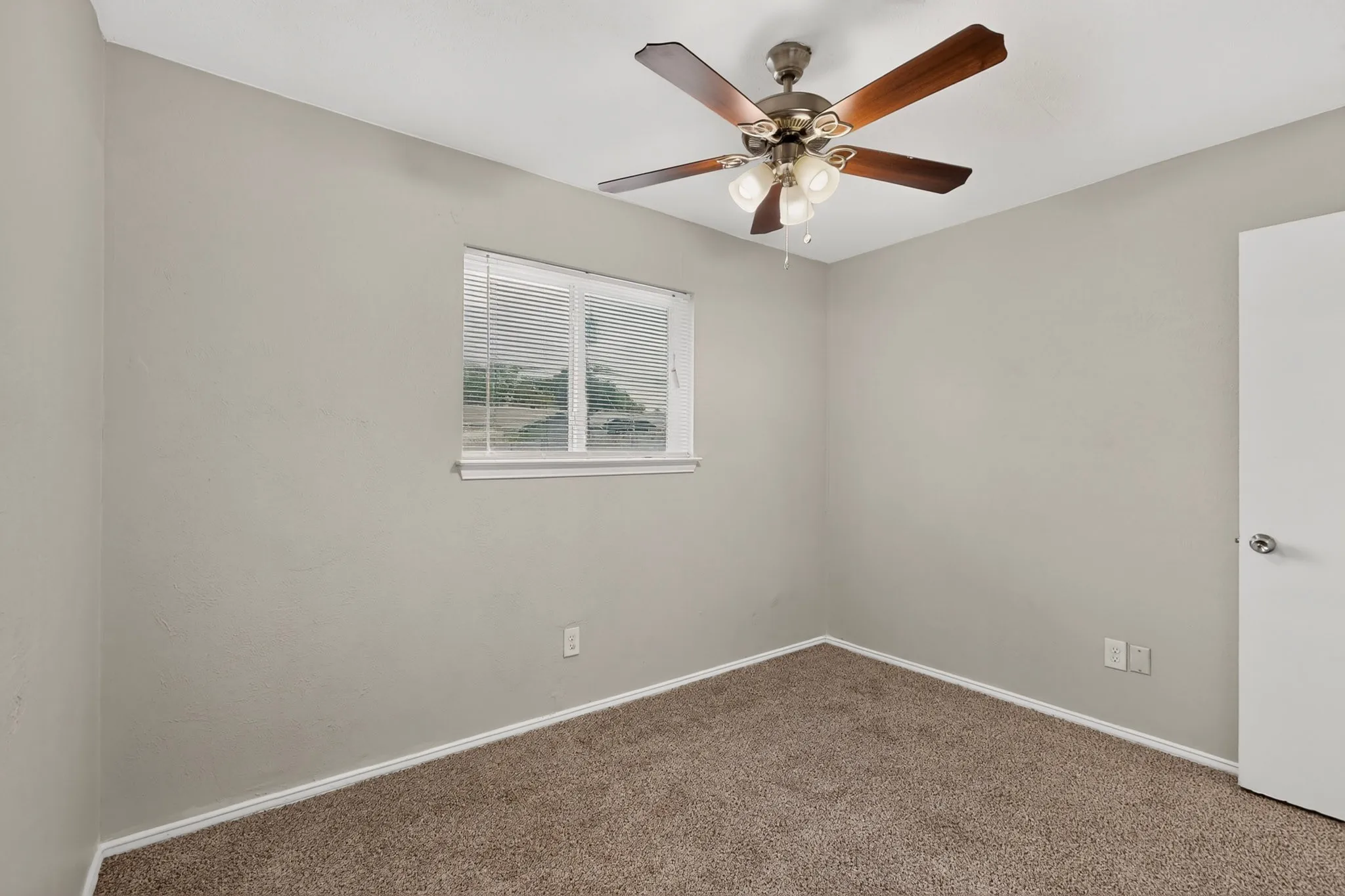 Single Family Residence For Sale in Dallas County , 9839 Glengreen Drive, Dallas, Texas 75217, 3 Bedroom, 2 Bathroom, 1 Garage spaces, 1,570 Sqft, built in 1971, mls#21399481, Real Estate Agent in Dallas, Homes For Sale in Dallas county, Homes For Sale in Dallas, Realtor in Dallas Texas, Real Estate Brokerage Independent Realty Texas, Luminita Cordes Realtor