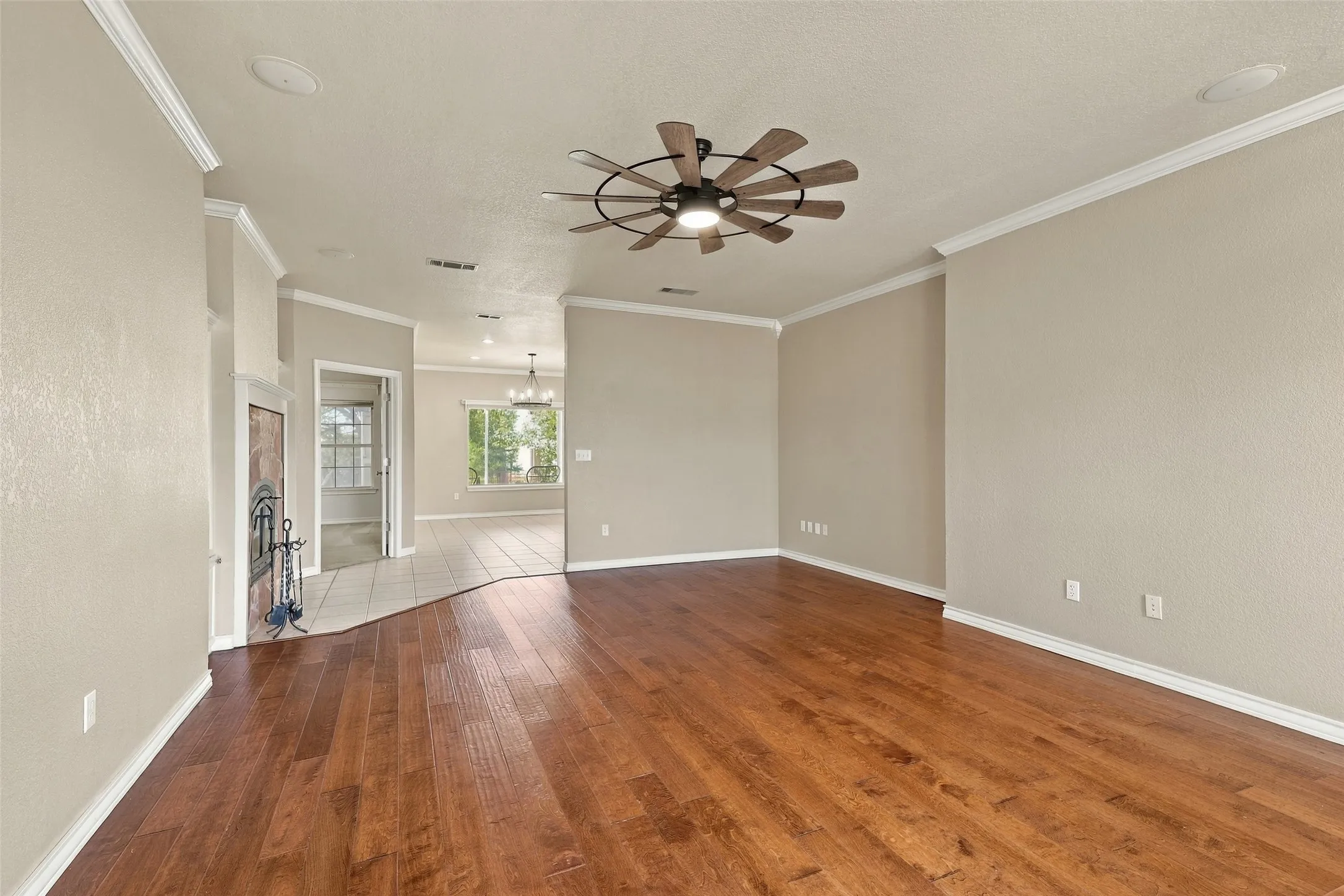Single Family Residence For Sale in Parker County , 842 Cornstubble Lane, Weatherford, Texas 76088, 5 Bedroom, 3 Bathroom, 3 Garage spaces, 4,381 Sqft, built in 1999, mls#21399463, Real Estate Agent in Weatherford, Homes For Sale in Parker county, Homes For Sale in Weatherford, Realtor in Weatherford Texas, Real Estate Brokerage Independent Realty Texas, Luminita Cordes Realtor