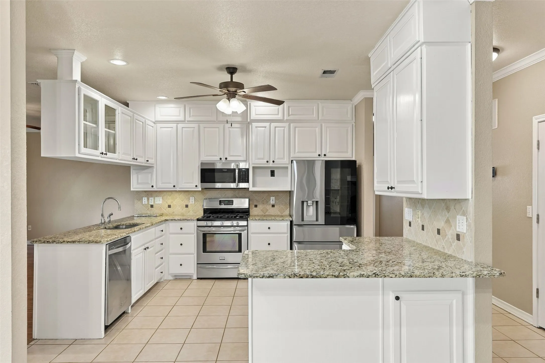Single Family Residence For Sale in Parker County , 842 Cornstubble Lane, Weatherford, Texas 76088, 5 Bedroom, 3 Bathroom, 3 Garage spaces, 4,381 Sqft, built in 1999, mls#21399463, Real Estate Agent in Weatherford, Homes For Sale in Parker county, Homes For Sale in Weatherford, Realtor in Weatherford Texas, Real Estate Brokerage Independent Realty Texas, Luminita Cordes Realtor