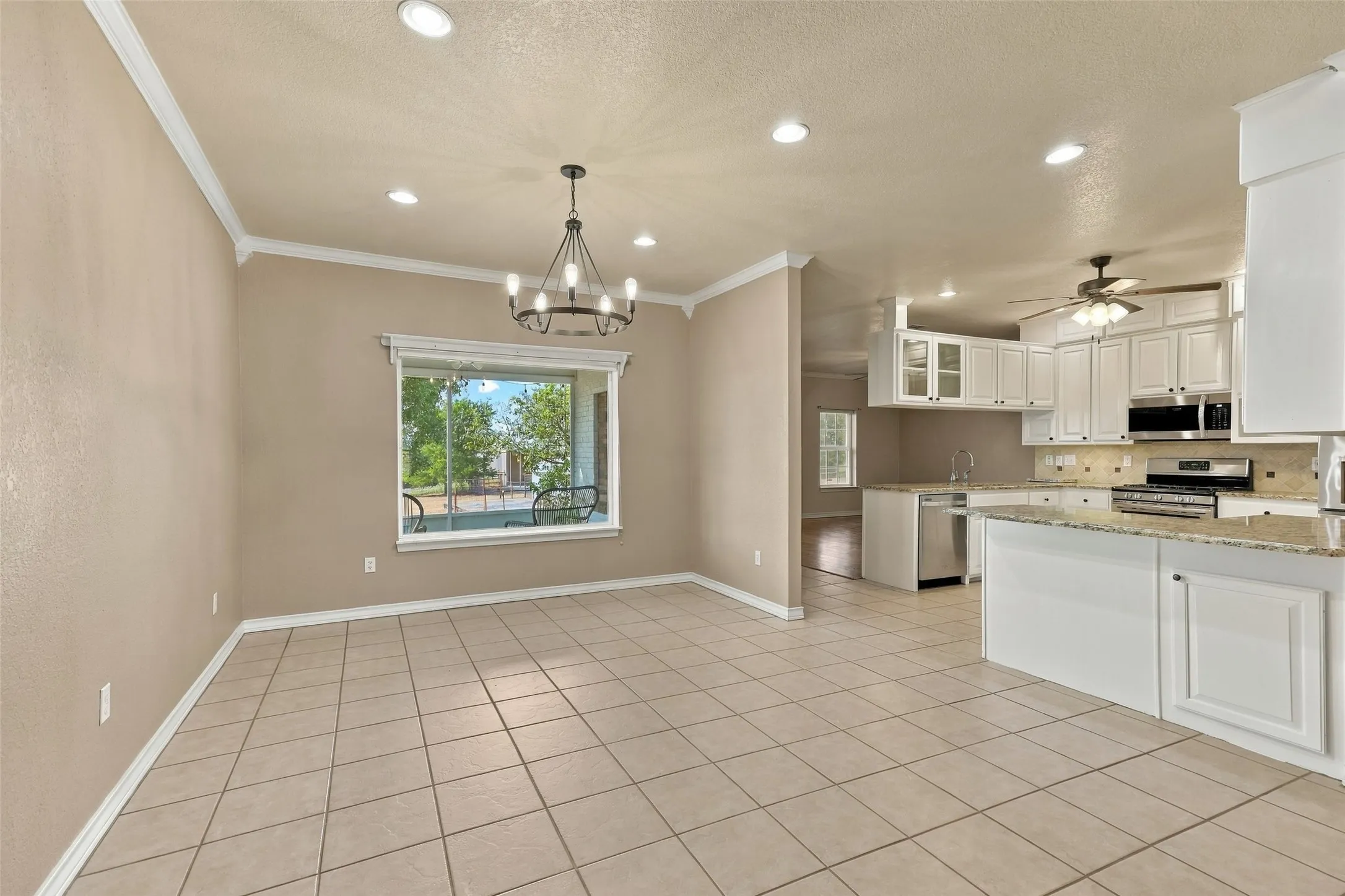 Single Family Residence For Sale in Parker County , 842 Cornstubble Lane, Weatherford, Texas 76088, 5 Bedroom, 3 Bathroom, 3 Garage spaces, 4,381 Sqft, built in 1999, mls#21399463, Real Estate Agent in Weatherford, Homes For Sale in Parker county, Homes For Sale in Weatherford, Realtor in Weatherford Texas, Real Estate Brokerage Independent Realty Texas, Luminita Cordes Realtor