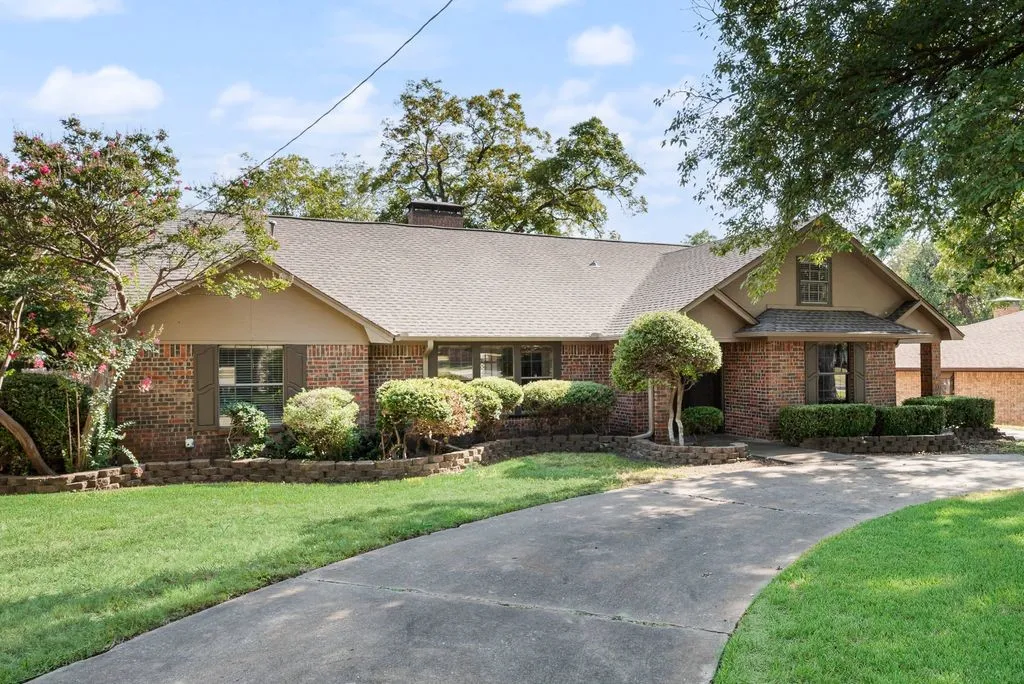 Single Family Residence For Sale in Grayson County , 714 W Lamberth Road, Sherman, Texas 75092, 4 Bedroom, 4 Bathroom, Garage spaces, 3,115 Sqft, built in 1977, mls#21399483, Real Estate Agent in Sherman, Homes For Sale in Grayson county, Homes For Sale in Sherman, Realtor in Sherman Texas, Real Estate Brokerage Independent Realty Texas, Luminita Cordes Realtor