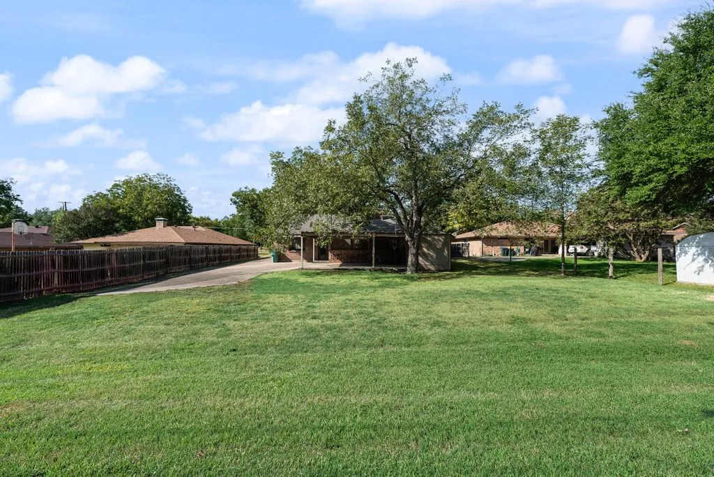 Single Family Residence For Sale in Grayson County , 714 W Lamberth Road, Sherman, Texas 75092, 4 Bedroom, 4 Bathroom, Garage spaces, 3,115 Sqft, built in 1977, mls#21399483, Real Estate Agent in Sherman, Homes For Sale in Grayson county, Homes For Sale in Sherman, Realtor in Sherman Texas, Real Estate Brokerage Independent Realty Texas, Luminita Cordes Realtor