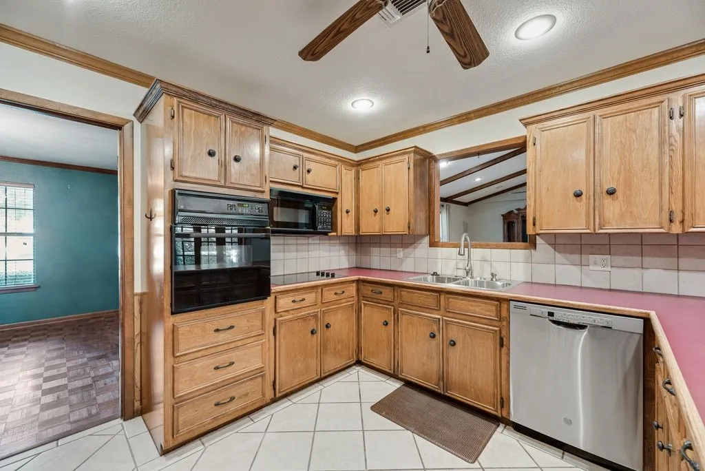 Single Family Residence For Sale in Grayson County , 714 W Lamberth Road, Sherman, Texas 75092, 4 Bedroom, 4 Bathroom, Garage spaces, 3,115 Sqft, built in 1977, mls#21399483, Real Estate Agent in Sherman, Homes For Sale in Grayson county, Homes For Sale in Sherman, Realtor in Sherman Texas, Real Estate Brokerage Independent Realty Texas, Luminita Cordes Realtor