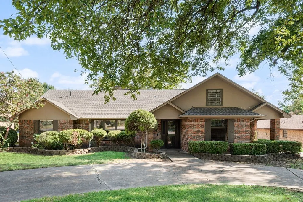 Single Family Residence For Sale in Grayson County , 714 W Lamberth Road, Sherman, Texas 75092, 4 Bedroom, 4 Bathroom, Garage spaces, 3,115 Sqft, built in 1977, mls#21399483, Real Estate Agent in Sherman, Homes For Sale in Grayson county, Homes For Sale in Sherman, Realtor in Sherman Texas, Real Estate Brokerage Independent Realty Texas, Luminita Cordes Realtor