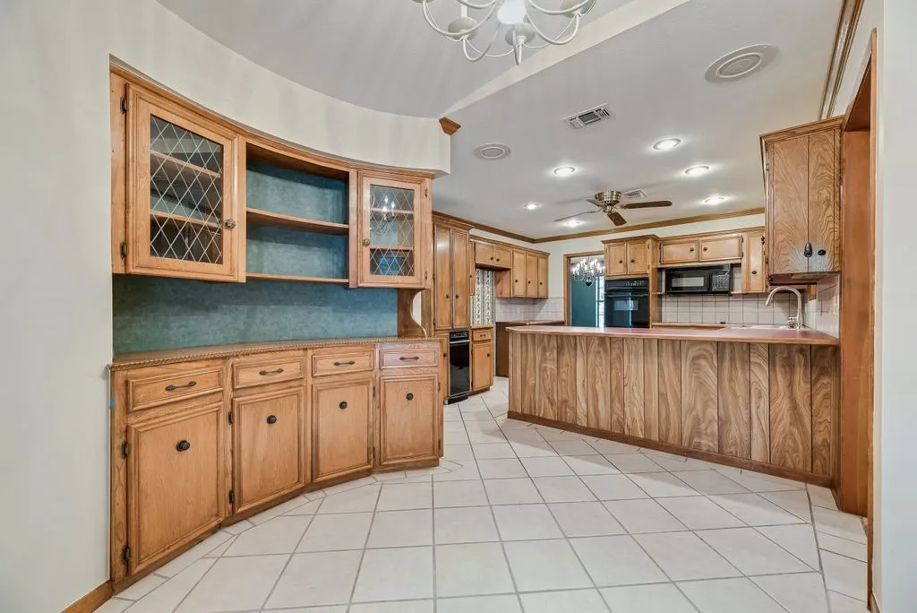 Single Family Residence For Sale in Grayson County , 714 W Lamberth Road, Sherman, Texas 75092, 4 Bedroom, 4 Bathroom, Garage spaces, 3,115 Sqft, built in 1977, mls#21399483, Real Estate Agent in Sherman, Homes For Sale in Grayson county, Homes For Sale in Sherman, Realtor in Sherman Texas, Real Estate Brokerage Independent Realty Texas, Luminita Cordes Realtor